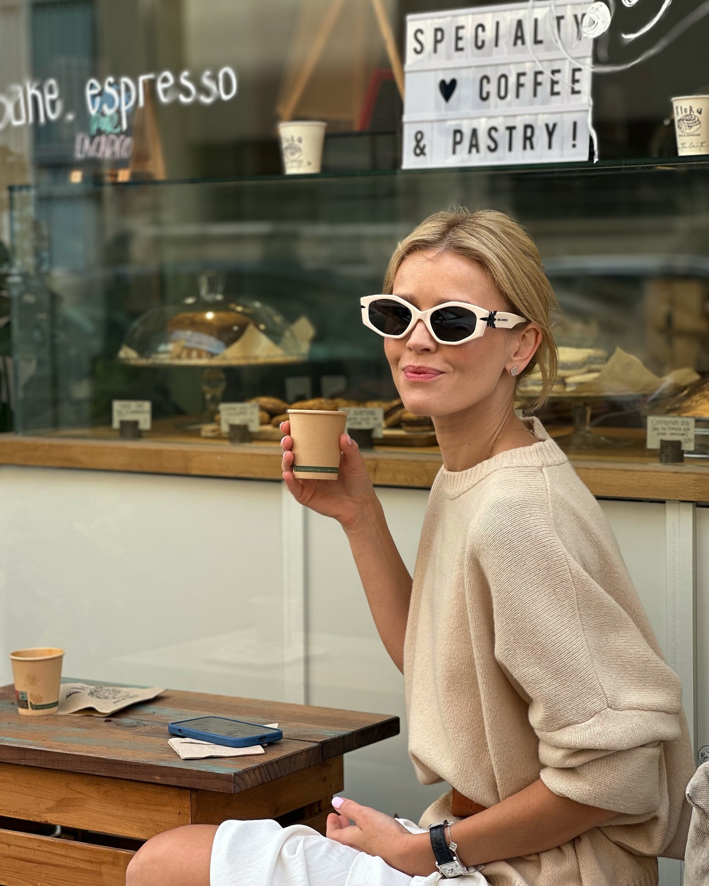 Известная украинская актриса соединила трендовую юбку с классическим свитером: вот, что получилось