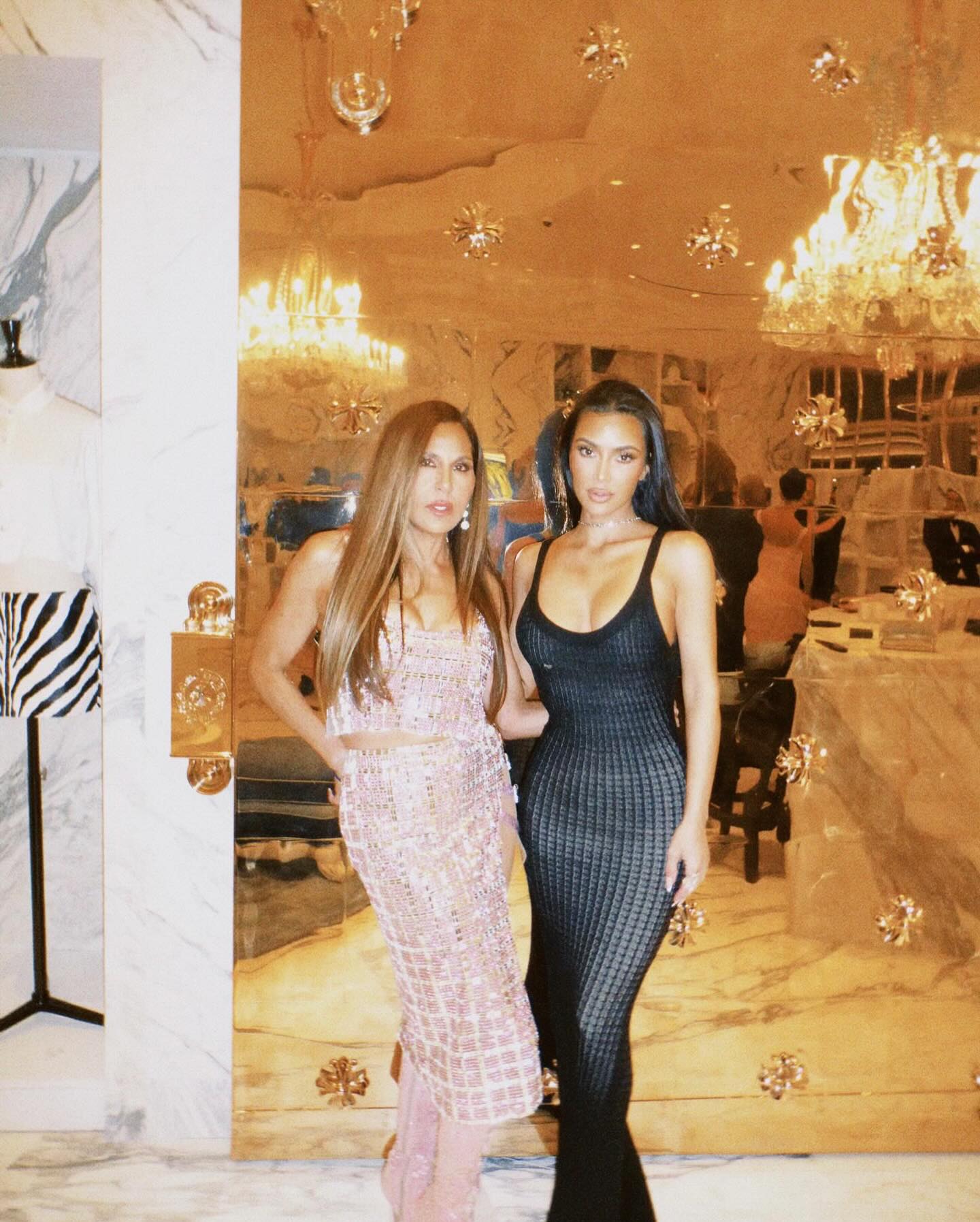 Ким Кардашьян поражает идеальной фигурой в откровенном черном платье (фото)