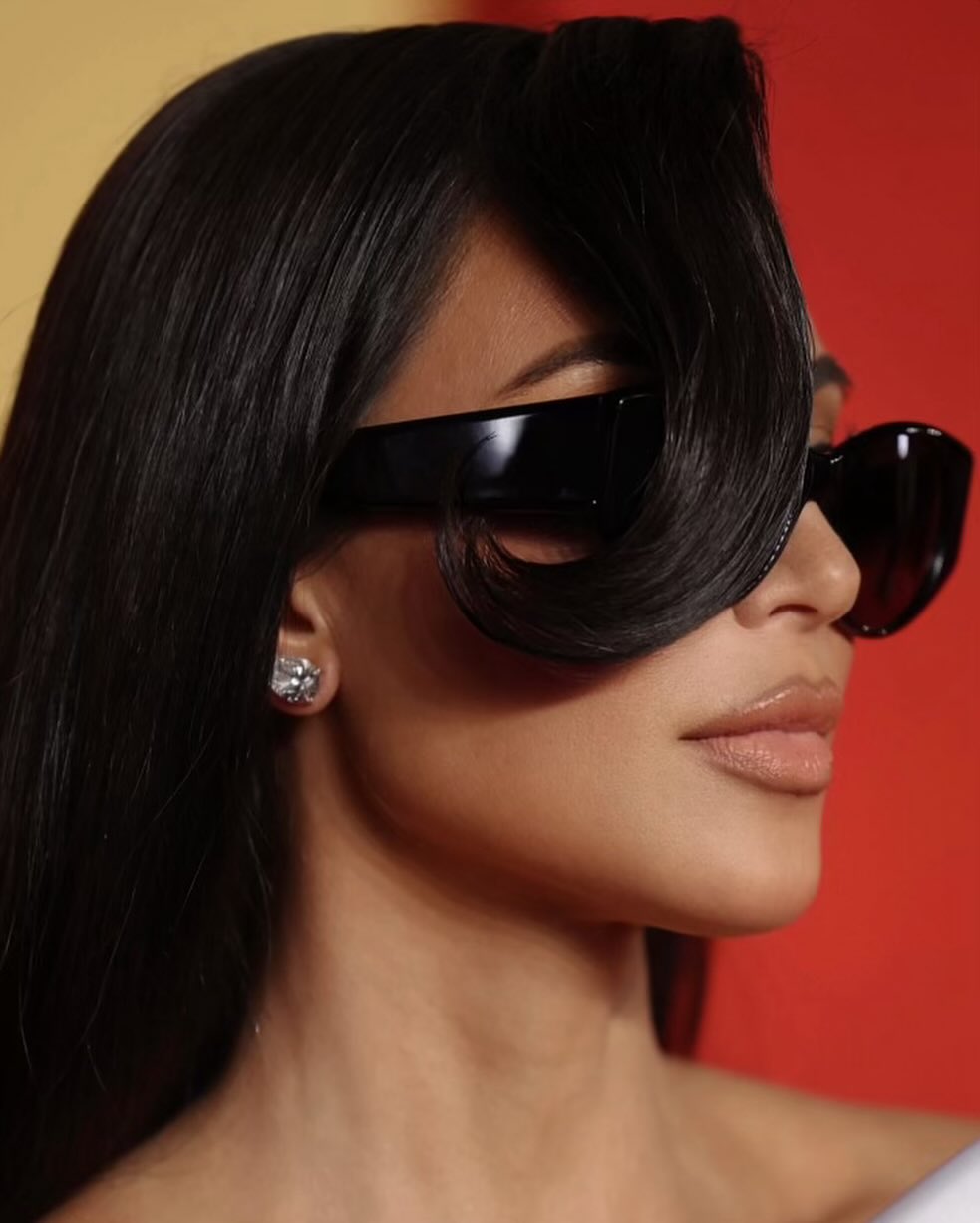 Кім Кардашьян вразила новою зачіскою у білосніжній сукні (фото)