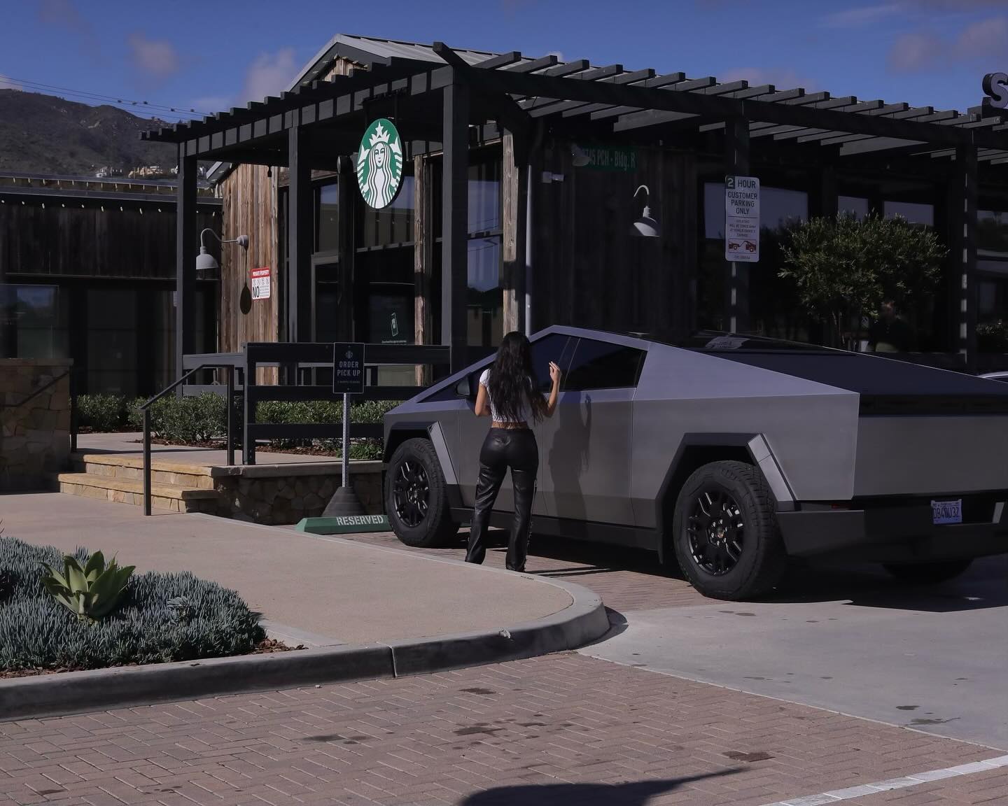 Кім Кардашьян показала спокусливий лук (фото)