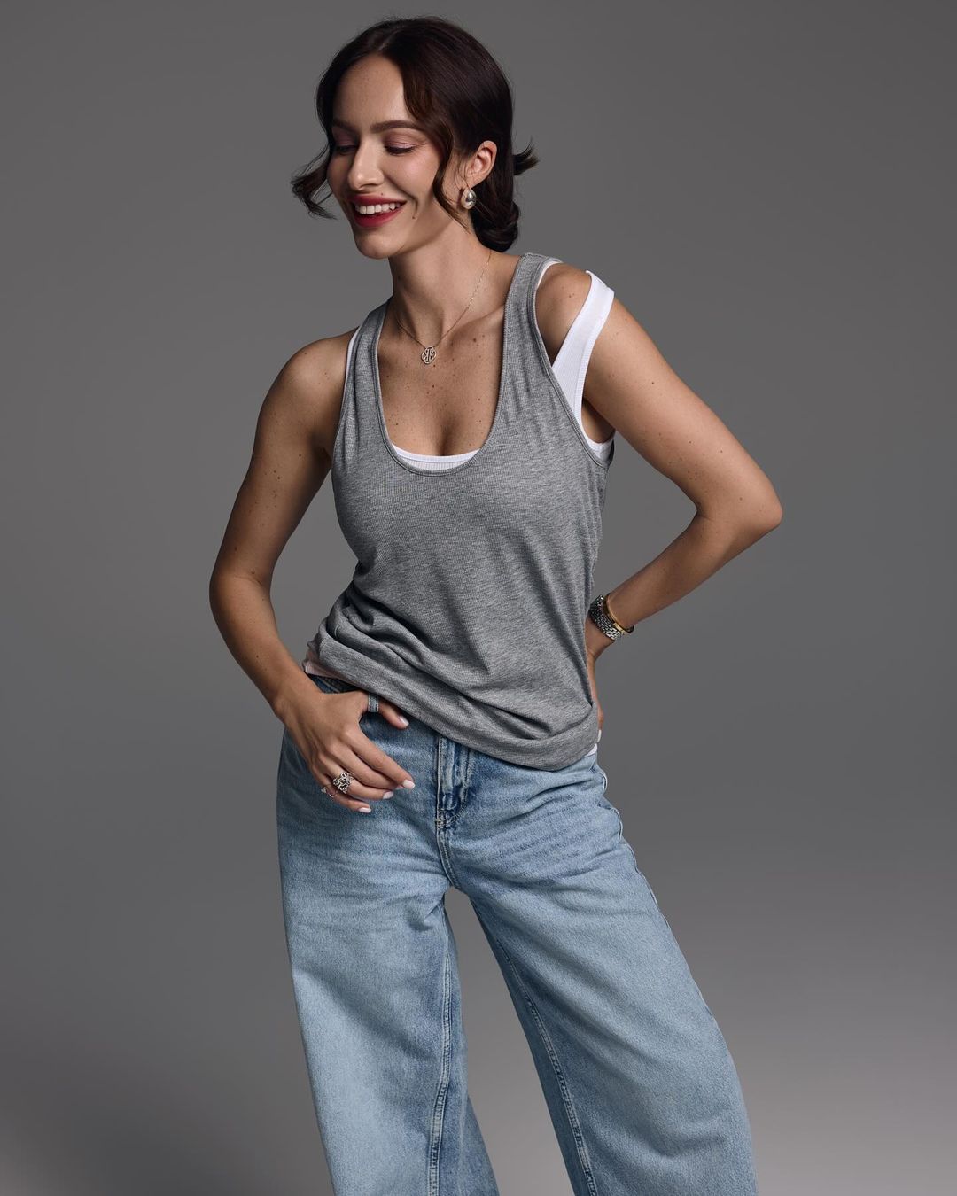 Колишня Остапчука засвітилася у вбранні без спідньої білизни та натякнула на нові стосунки