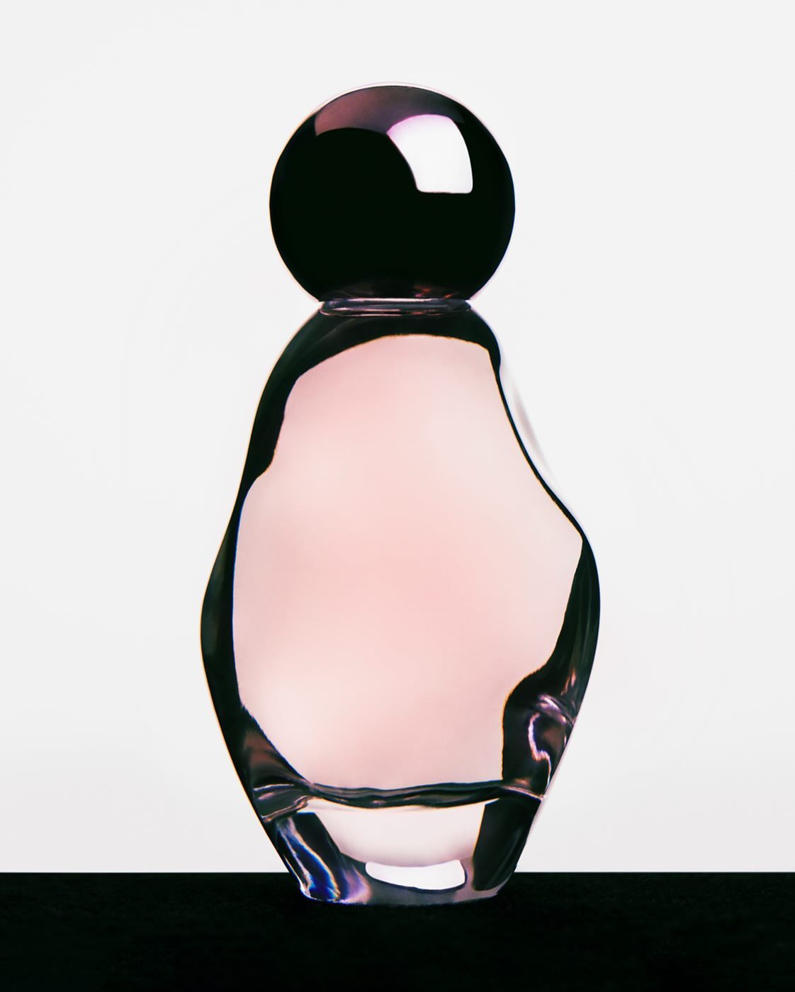 Кайлі Дженнер презентувала свої дебютні "космічні" парфуми (фото, відео)