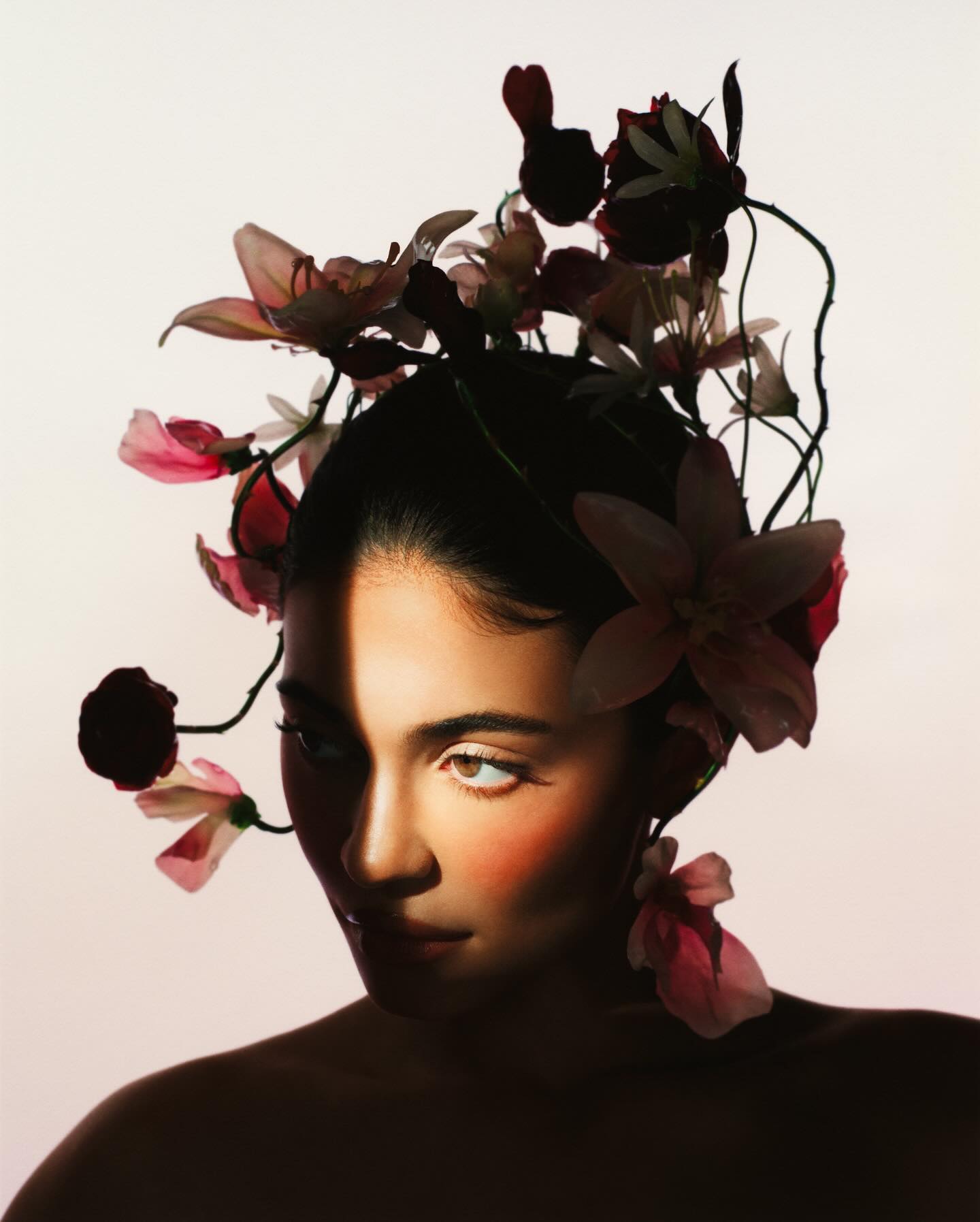 Кайлі Дженнер презентувала свої дебютні "космічні" парфуми (фото, відео)