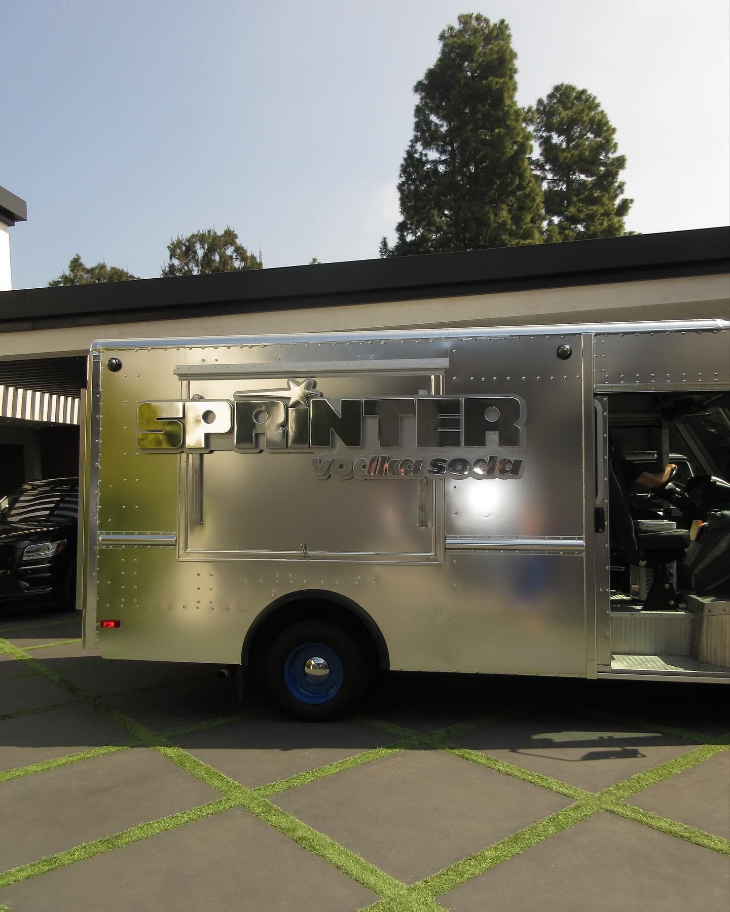 Кайли Дженнер представила свой дебютный бренд алкоголя (фото)