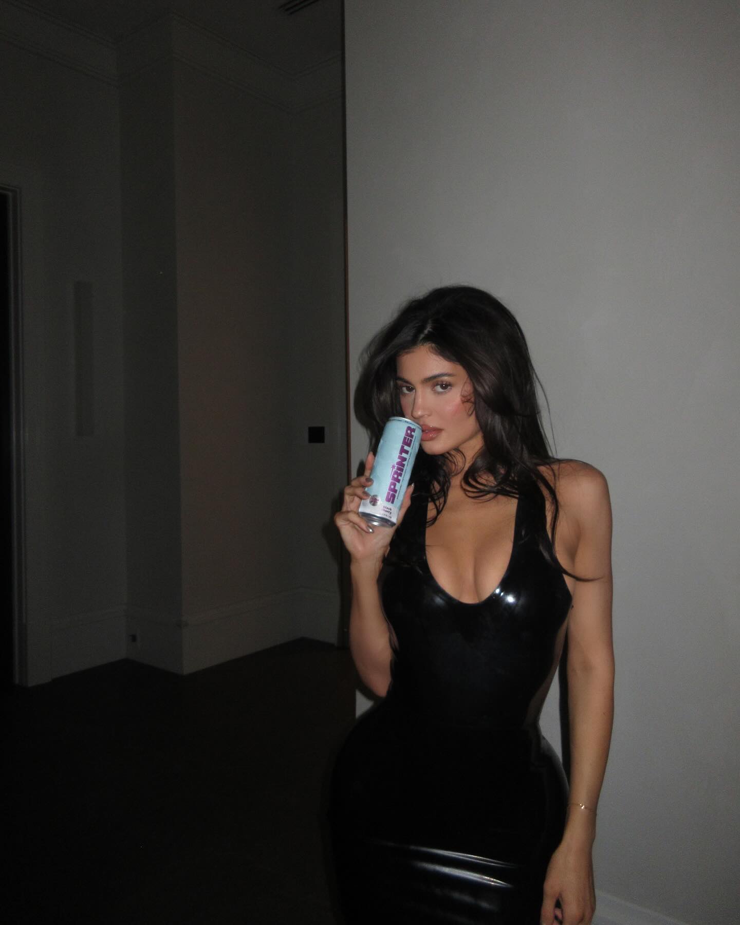 Кайлі Дженнер показалась в елегантній шкіряній сукні (фото)