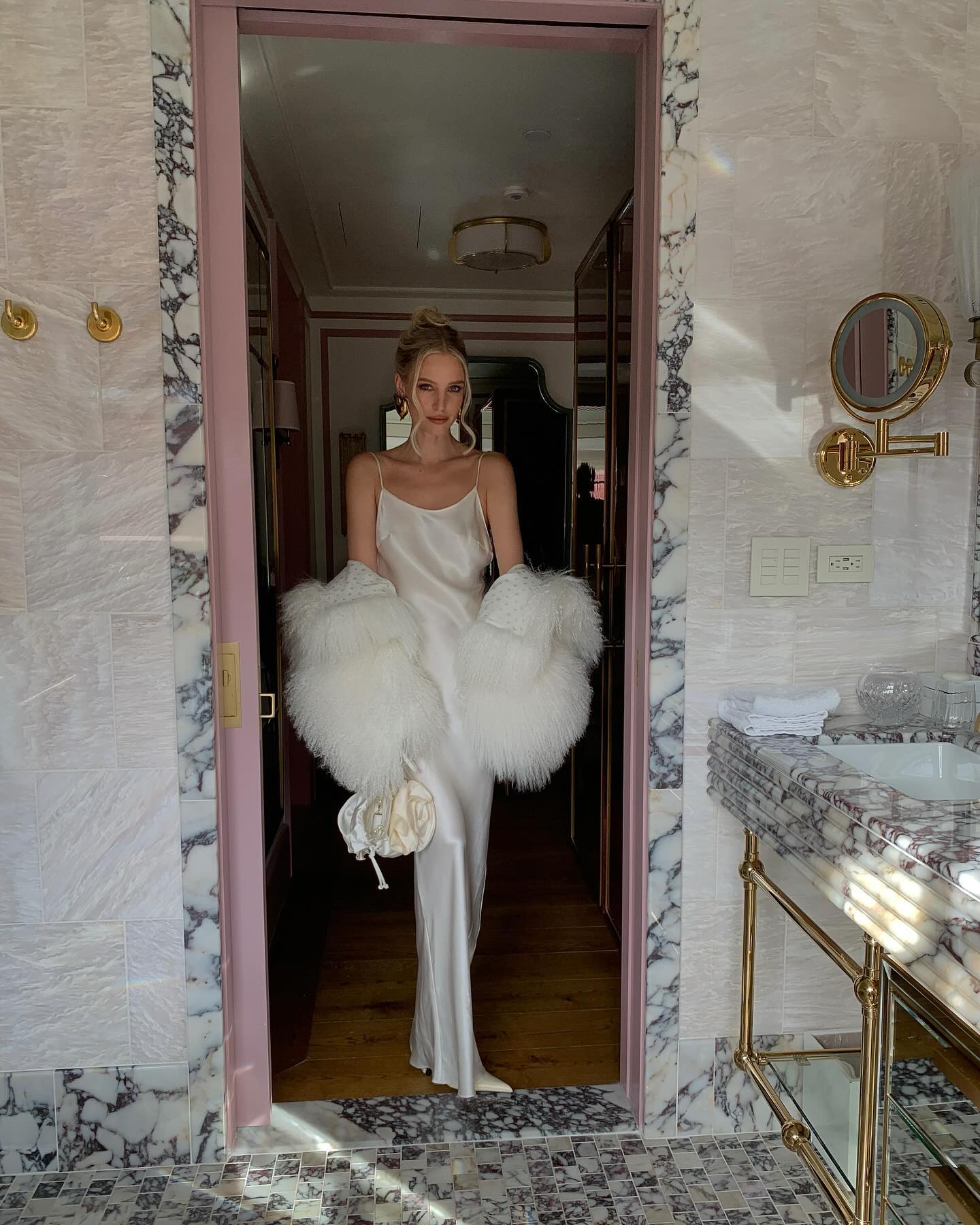 Леоні Ганне показала, як поєднати білу шовкову сукню з шубкою: звабливі фото