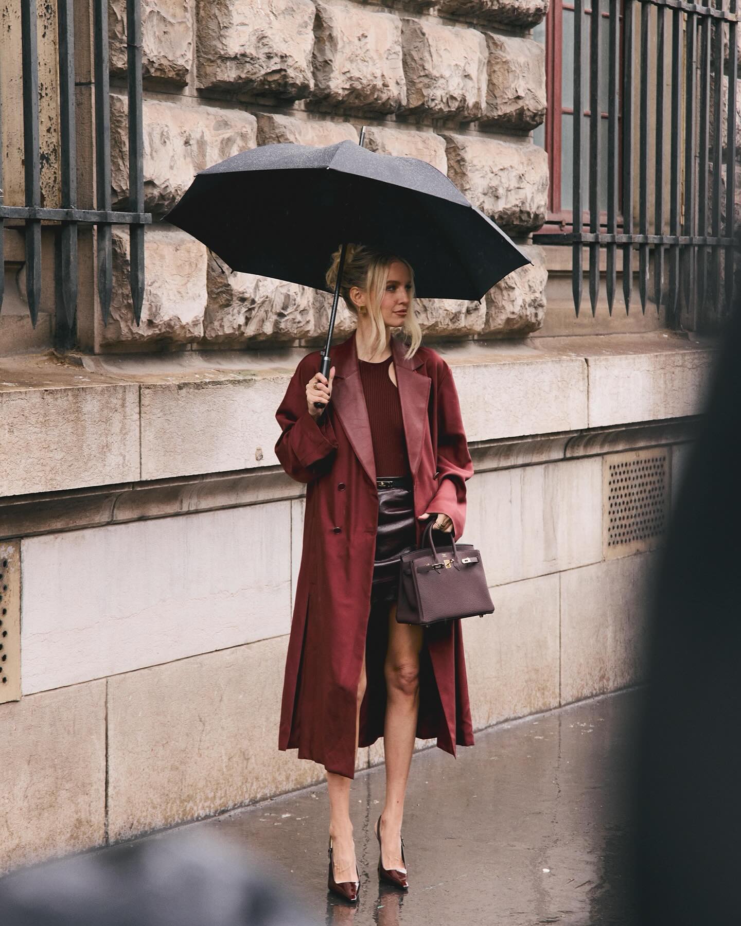 Леоні Ганне показала естетичний образ у бордових відтінках (фото, відео)