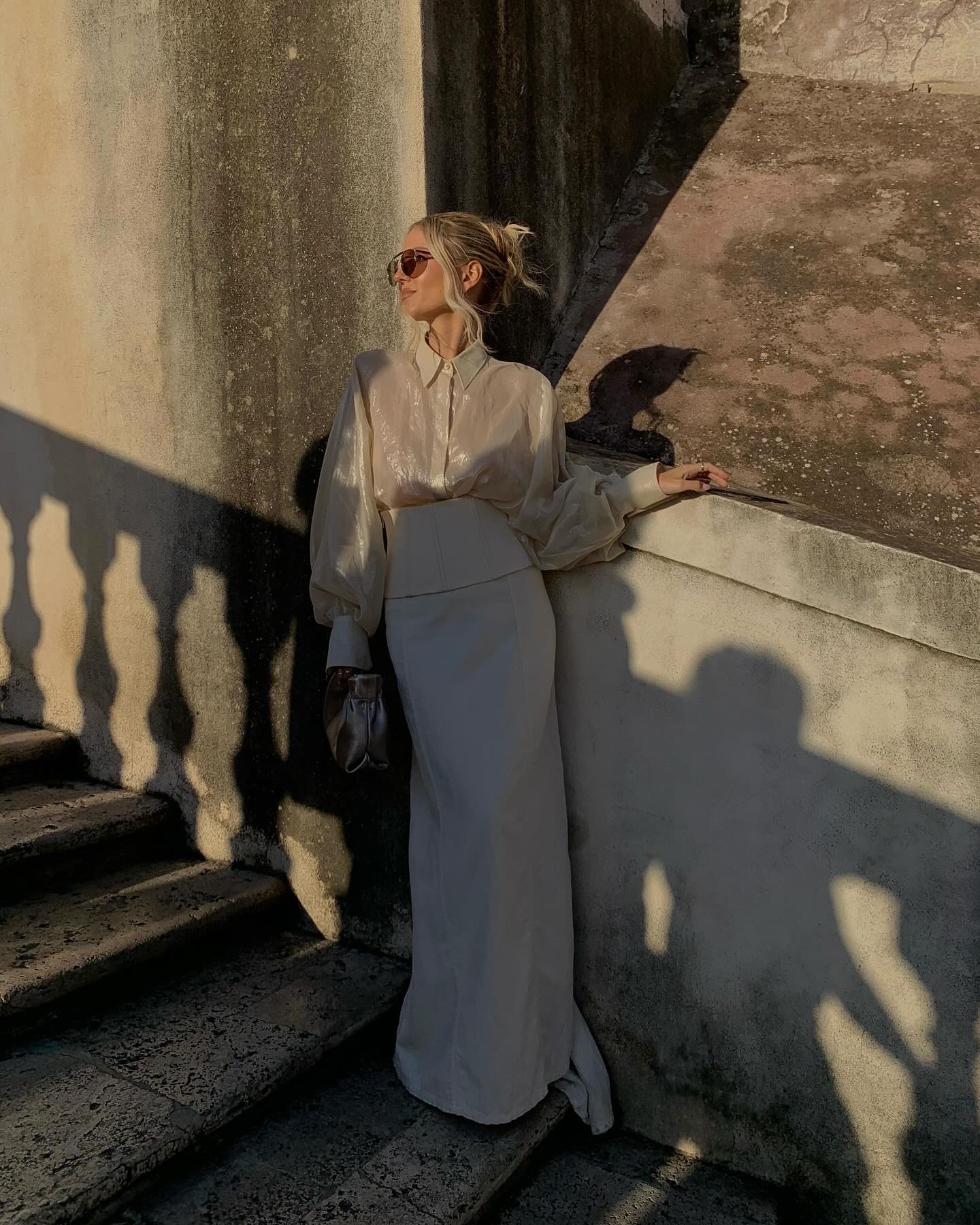 Відома фешн-інфлюенсерка показала, як навесні поєднати корсет із сорочкою та спідницею максі