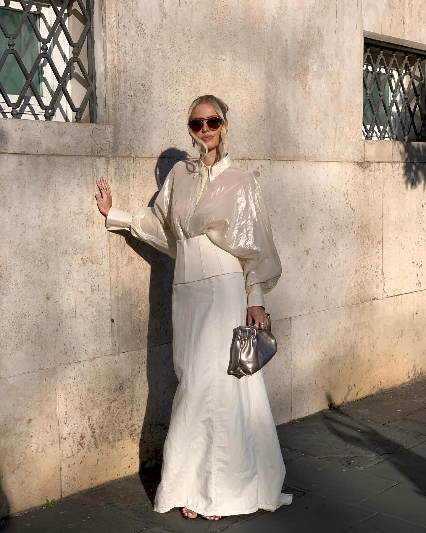 Відома фешн-інфлюенсерка показала, як навесні поєднати корсет із сорочкою та спідницею максі