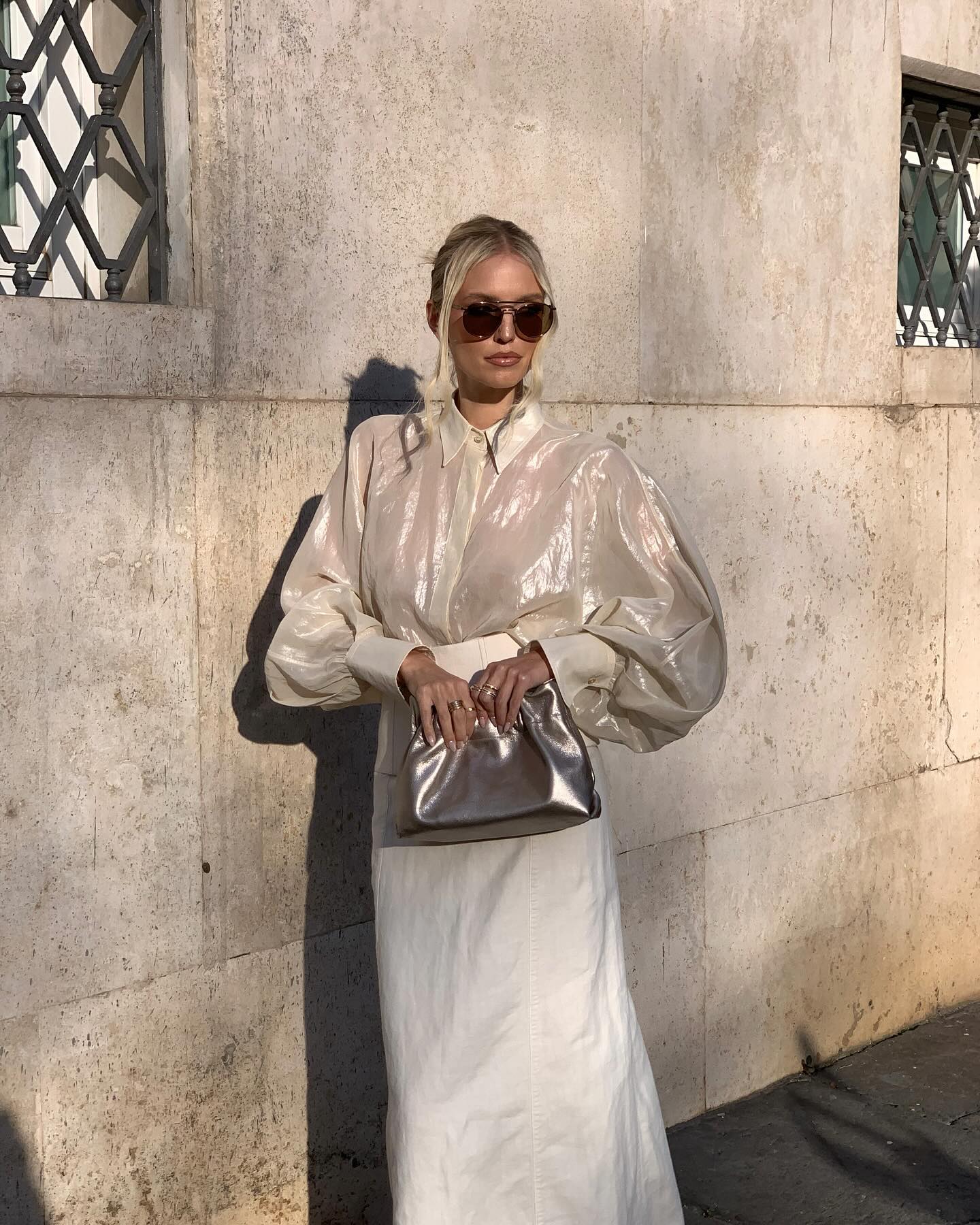 Відома фешн-інфлюенсерка показала, як навесні поєднати корсет із сорочкою та спідницею максі