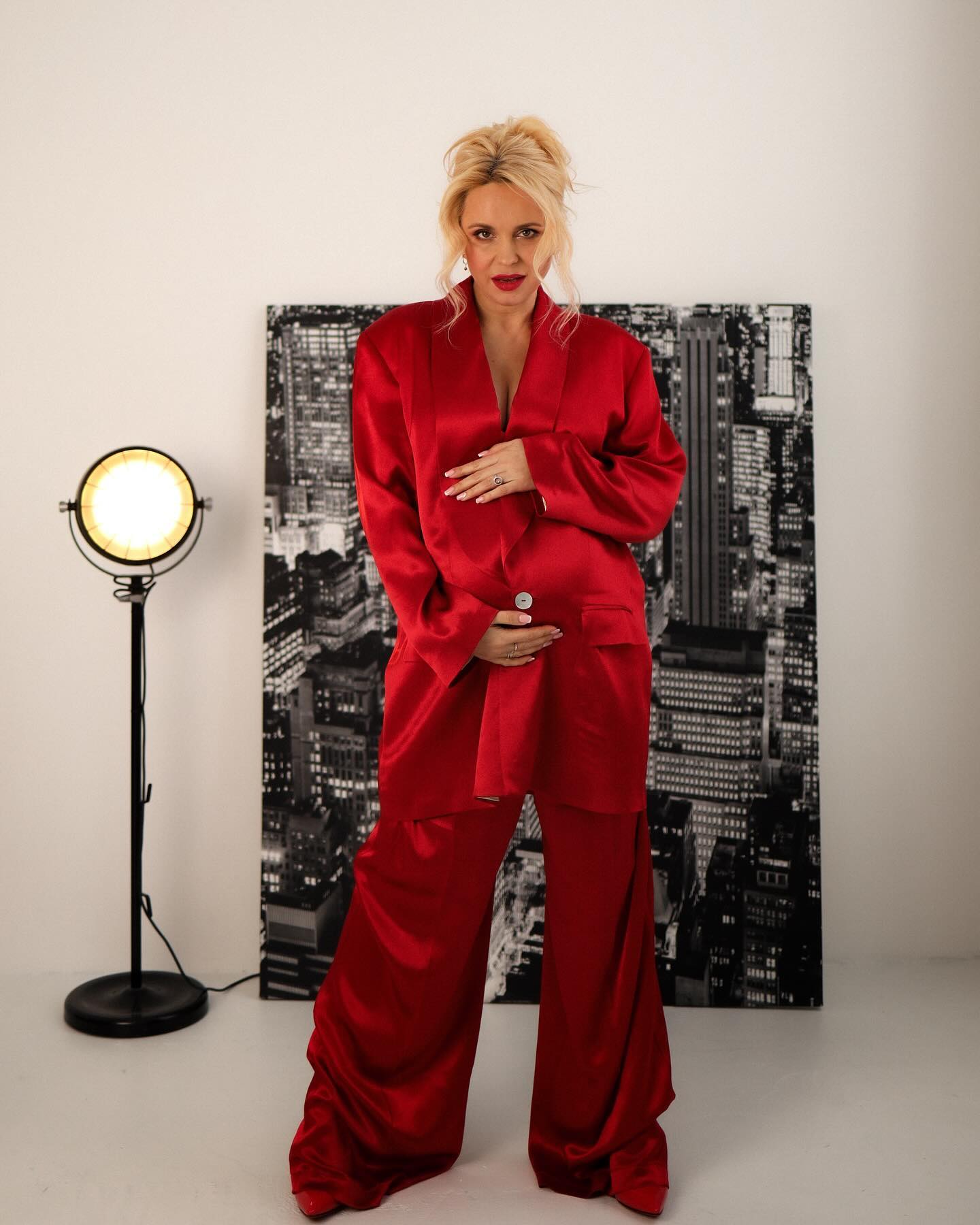 Мати-дракона у червоному: Ребрик на останніх місяцях вагітності влаштувала ефектну фотосесію