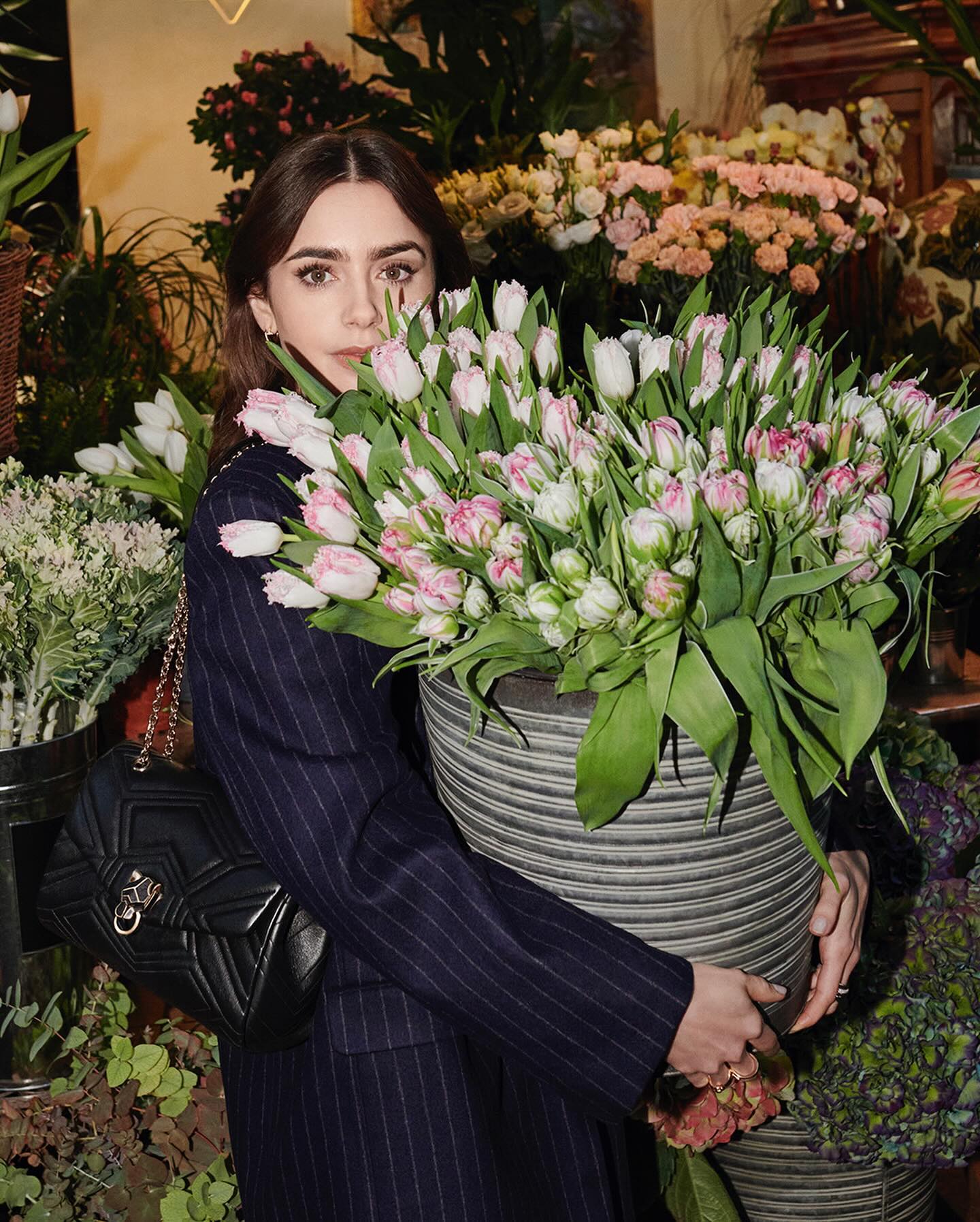 Звезда сериала "Эмили в Париже" стала лицом кампейна для всемирно известного бренда (фото)