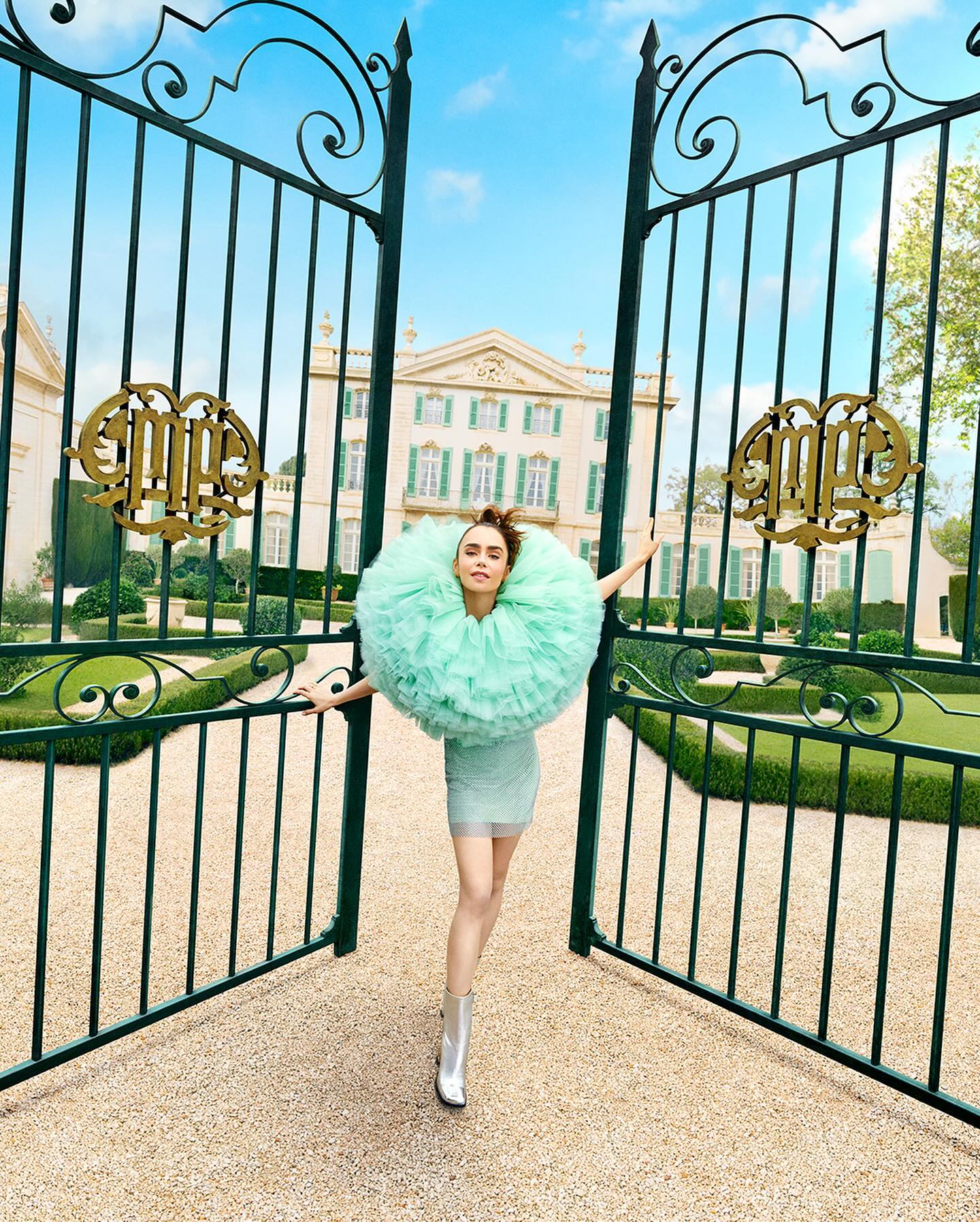 Звезда сериала "Эмили в Париже" примерила на себя интересный образ: словно из детства