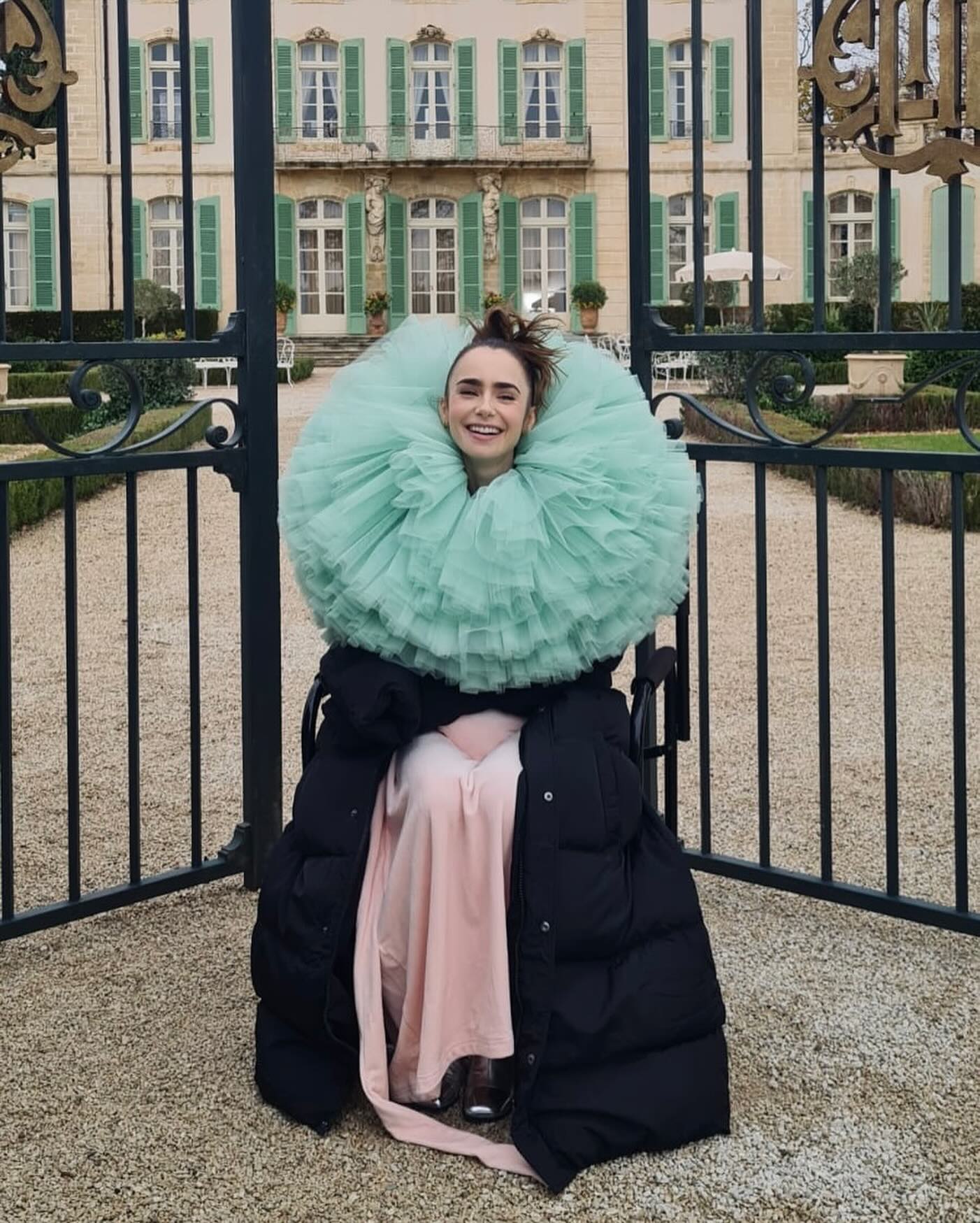 Звезда сериала "Эмили в Париже" примерила на себя интересный образ: словно из детства