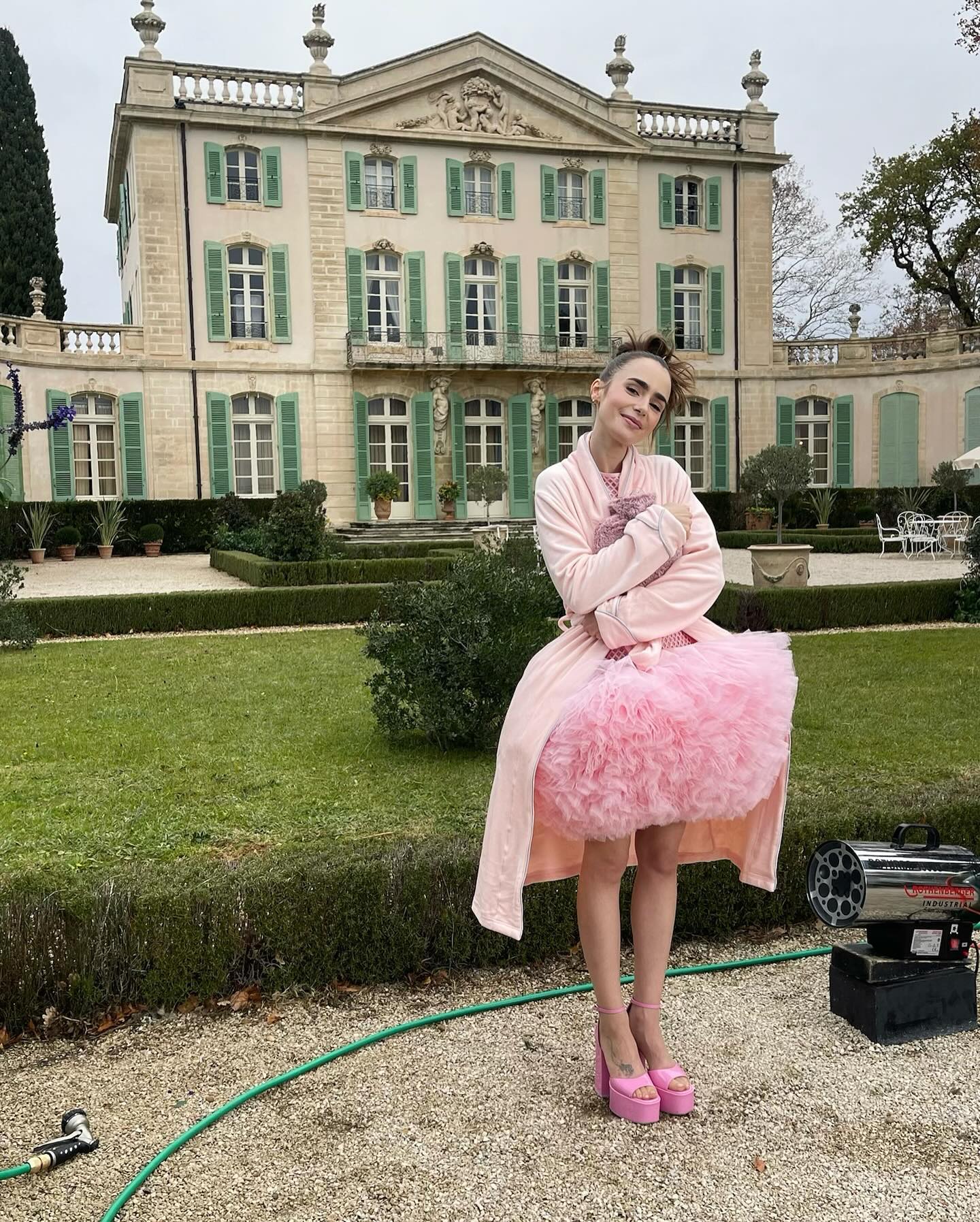 Звезда сериала "Эмили в Париже" примерила на себя интересный образ: словно из детства