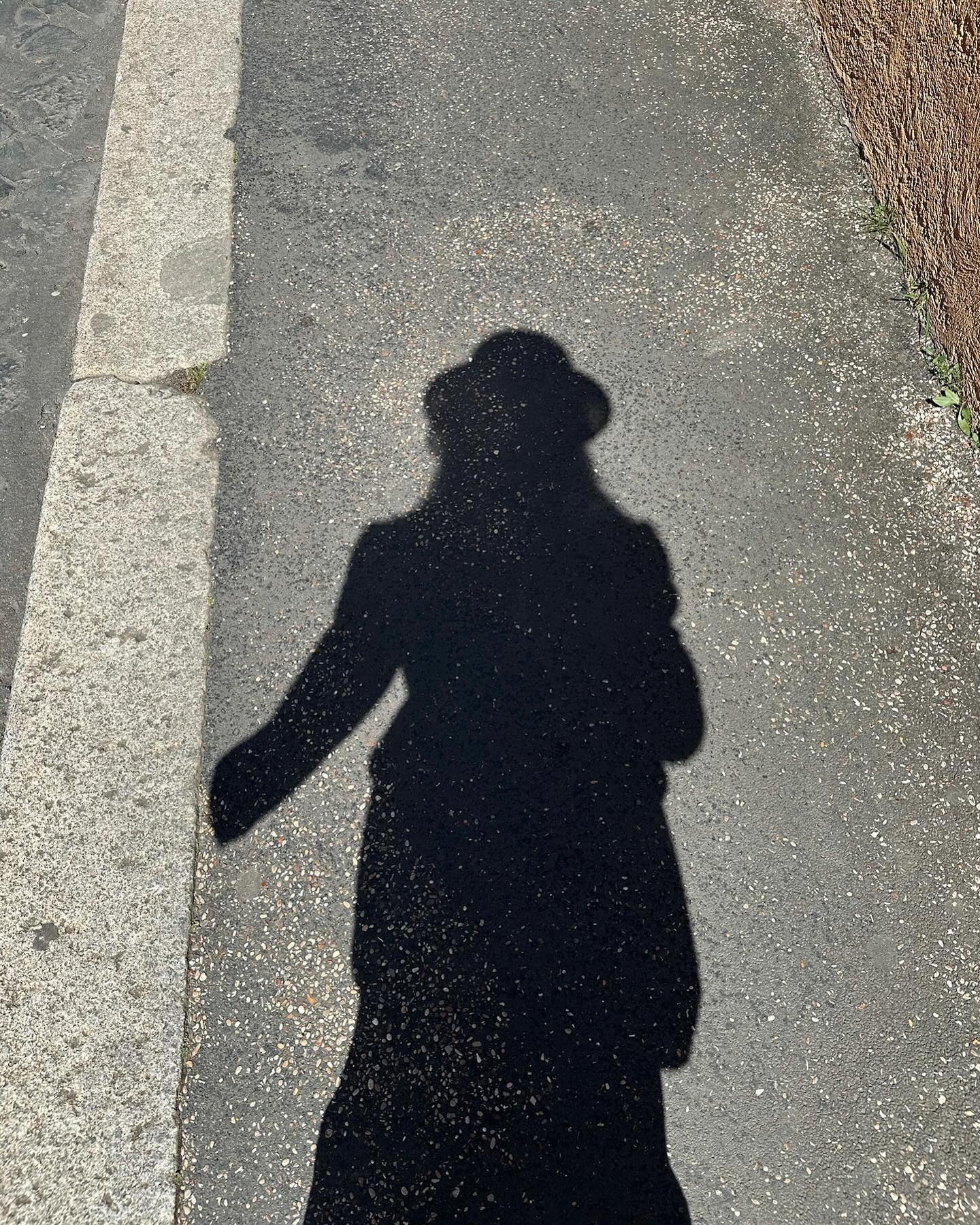 Зірка Емілі в Парижі "підкорила" Рим у ніжному образі (фото)