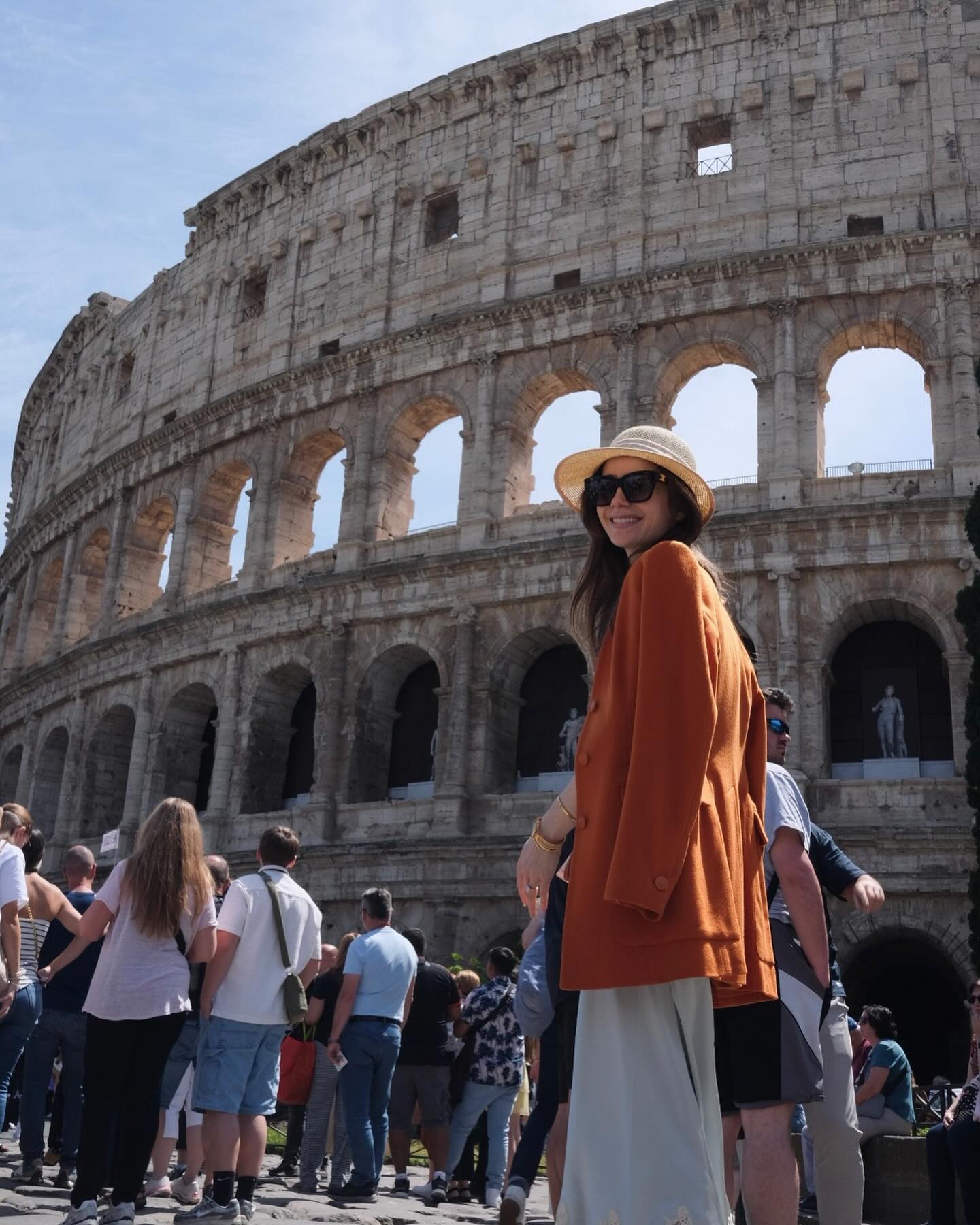 Зірка Емілі в Парижі "підкорила" Рим у ніжному образі (фото)