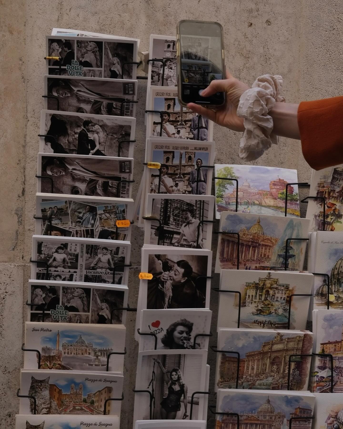 Зірка Емілі в Парижі "підкорила" Рим у ніжному образі (фото)