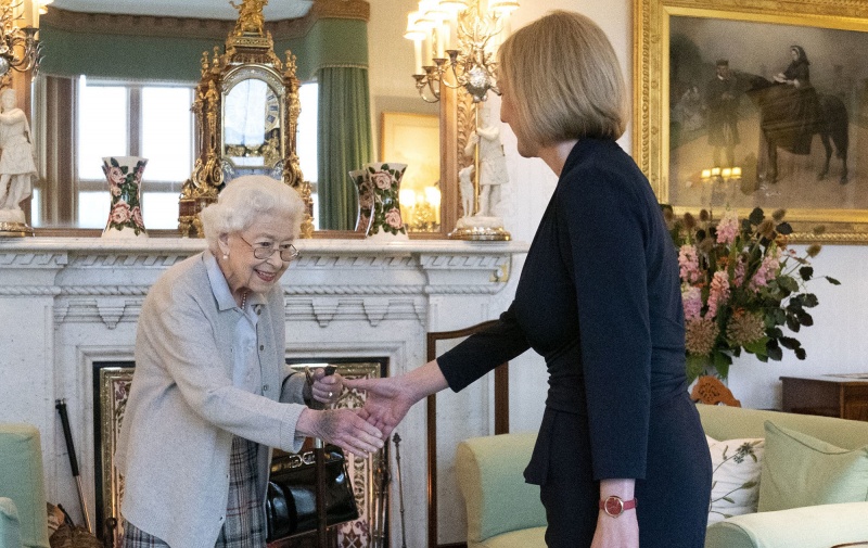 Появилось последнее фото Елизаветы II. На нем королева улыбается