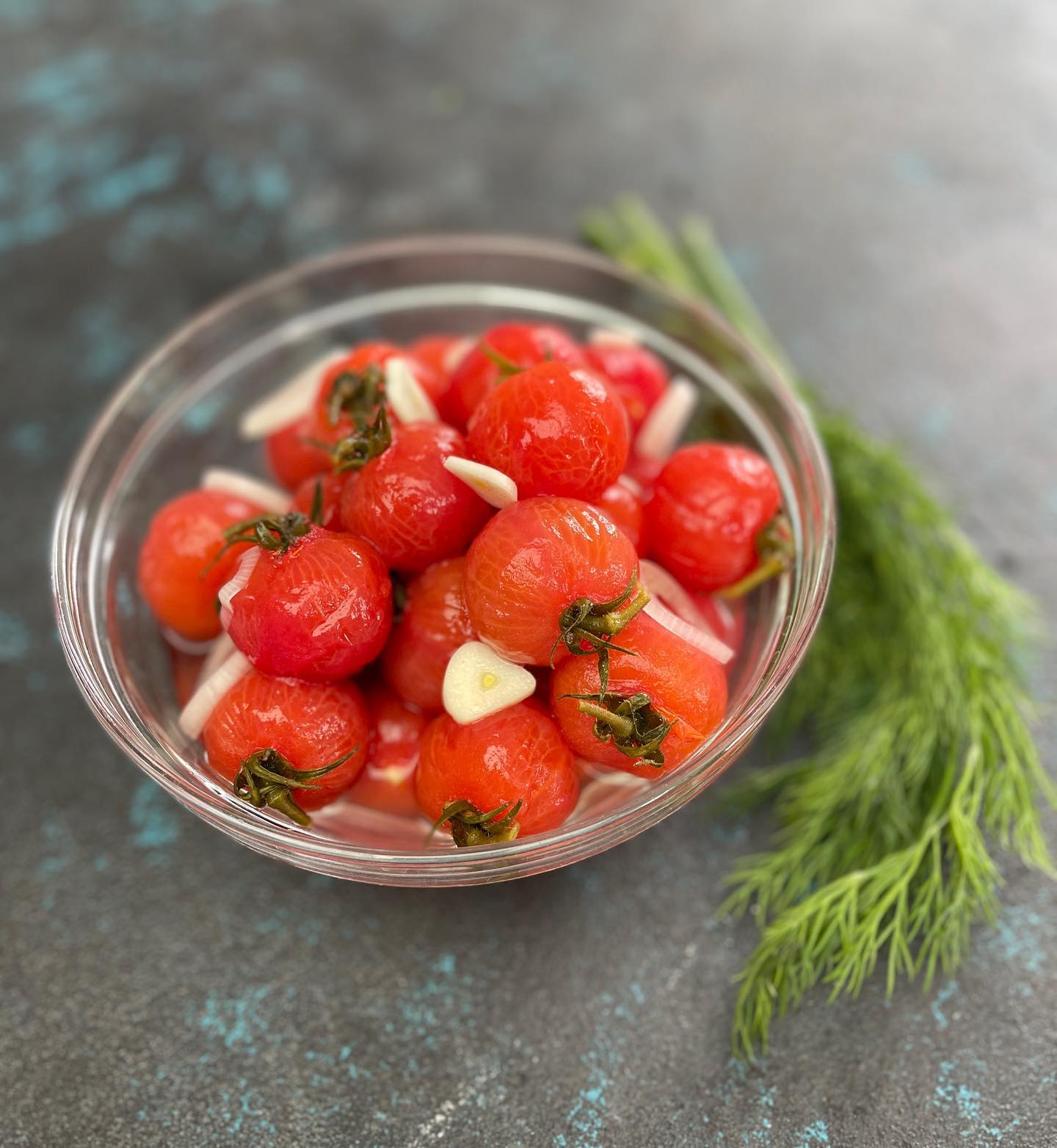 Вся семья попросит добавки: готовим маринованные помидоры по рецепту судьи МастерШеф