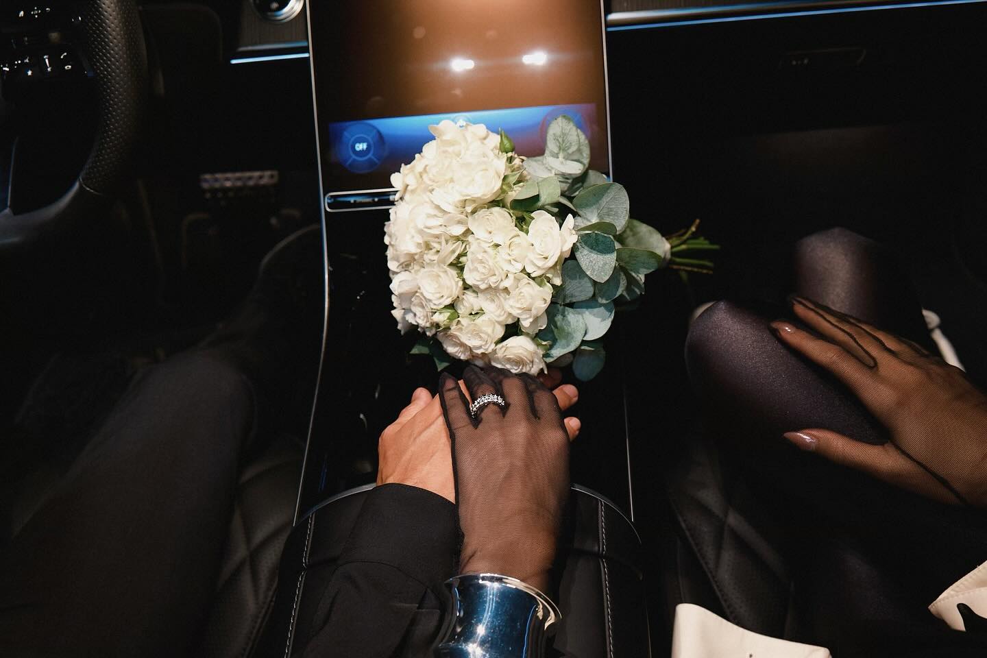 Виходить заміж? Світлана Лобода з букетом нареченої і обручкою заінтригувала фанів