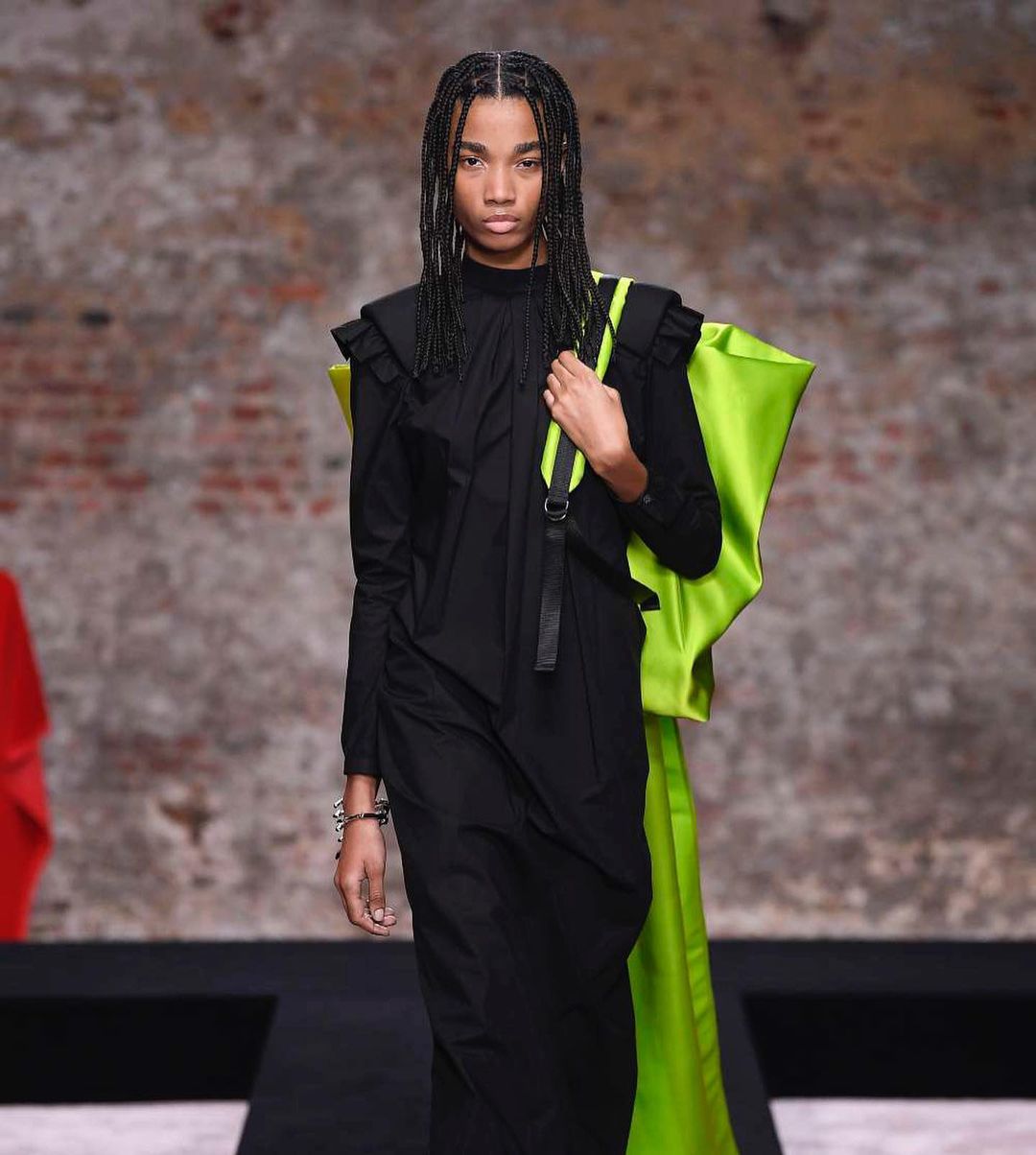 Сукні з вирізами, бомбери і панчохи: 5 мікротрендів Тижня моди в Лондоні осінь-зима 2022