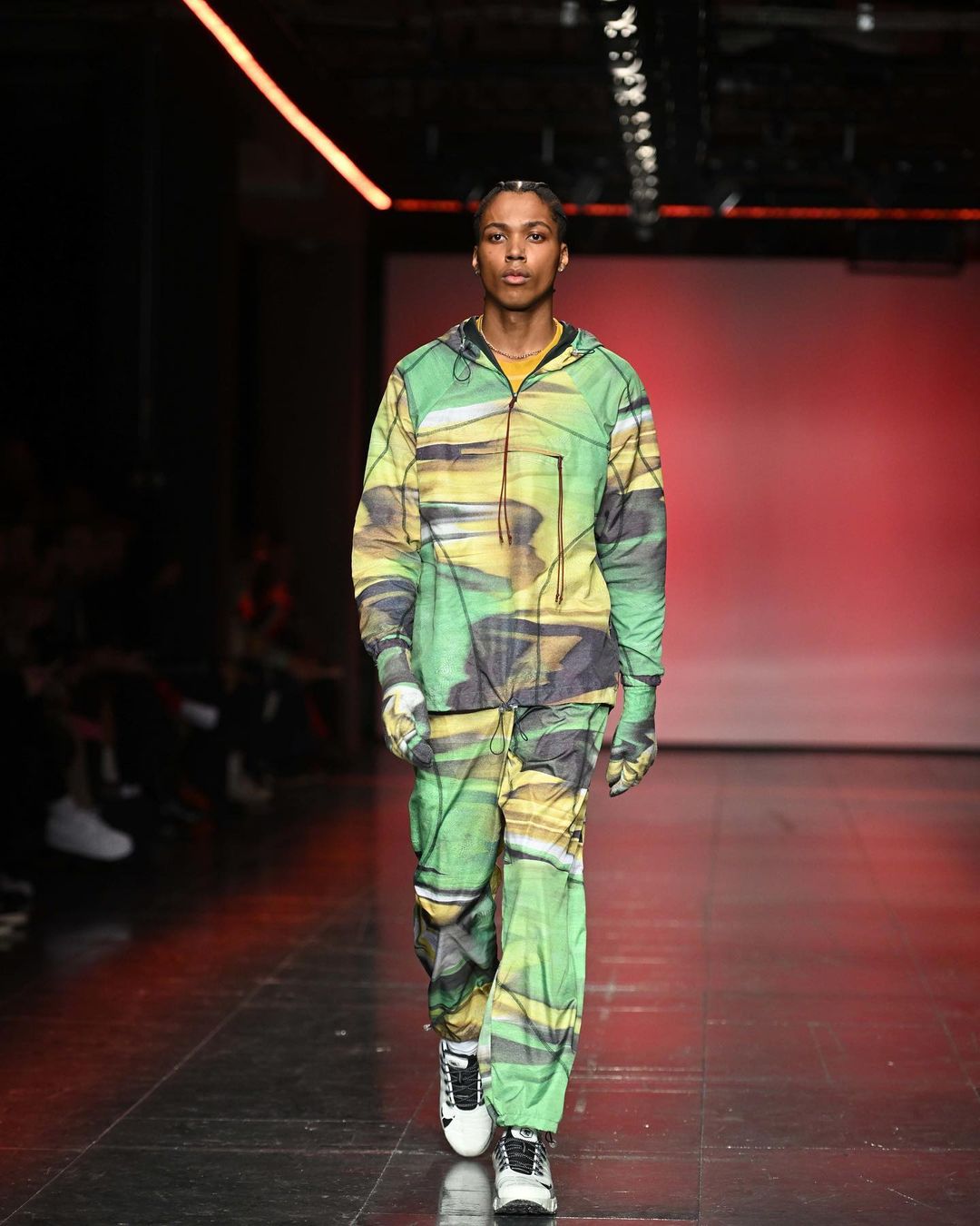 Сукні з вирізами, бомбери і панчохи: 5 мікротрендів Тижня моди в Лондоні осінь-зима 2022