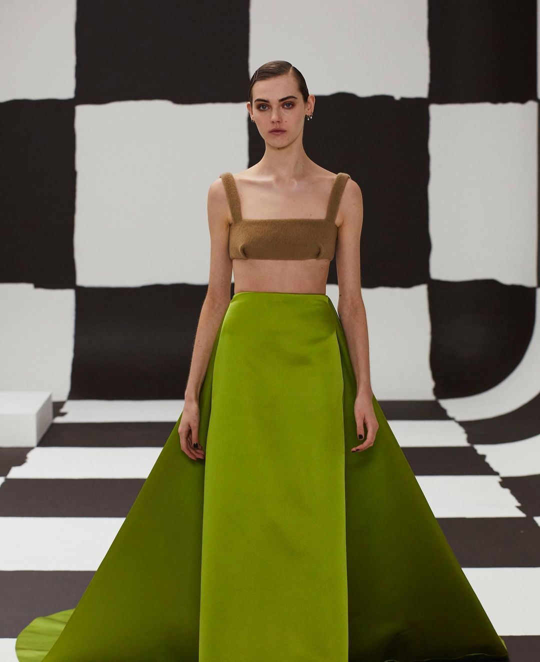 Сукні з вирізами, бомбери і панчохи: 5 мікротрендів Тижня моди в Лондоні осінь-зима 2022