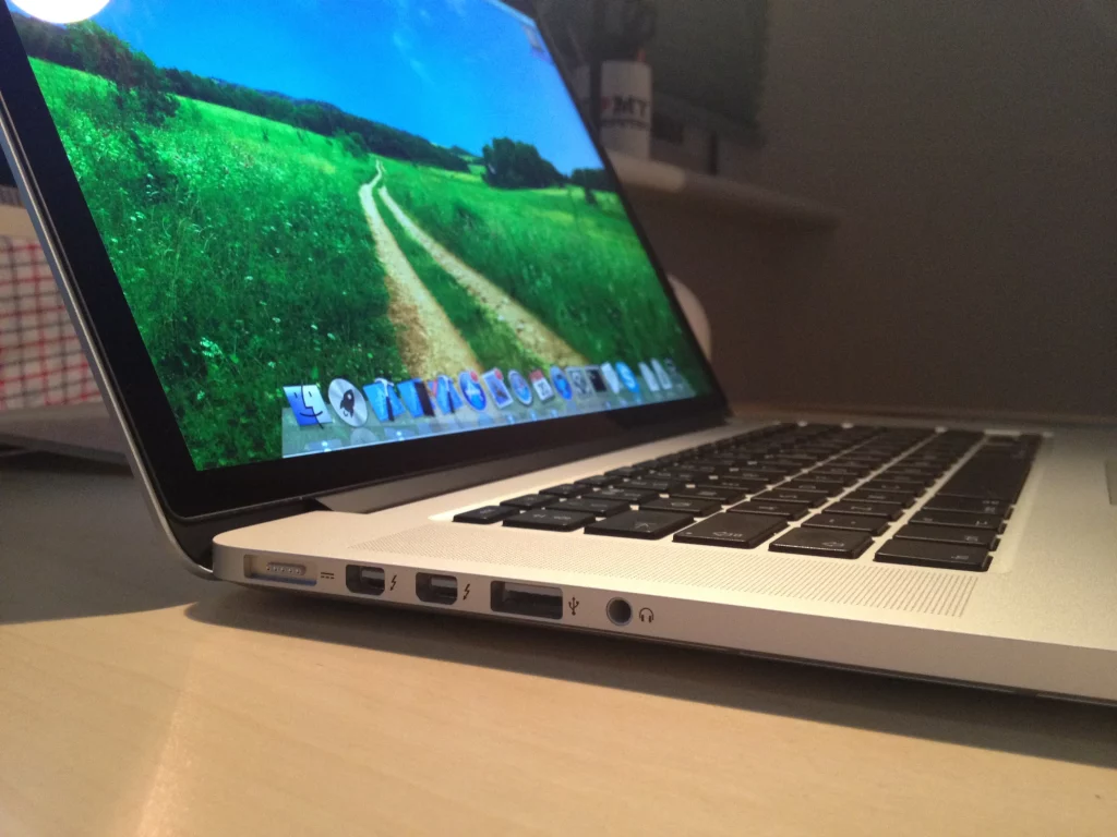 Від Macintosh до iMac: історія перевтілення "яблучного" ПК у фотографіях