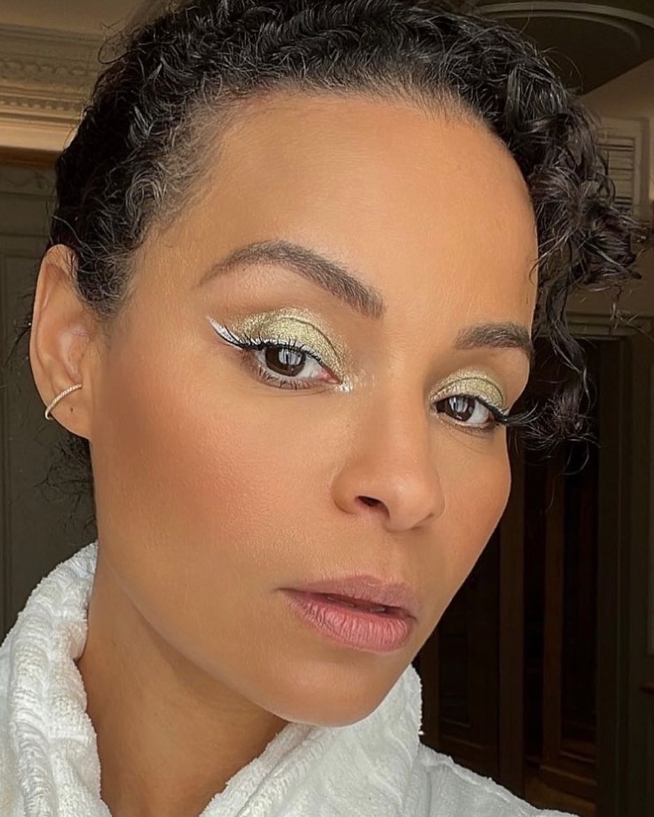 Розовые румяна, неон и глянцевый блеск: главные тренды летнего макияжа 2022