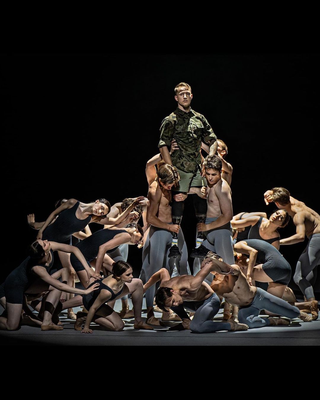 Воин ВСУ без обеих ног сорвал овации в театре Калифорнии. Тысячи аплодировали стоя, не сдерживая слез!