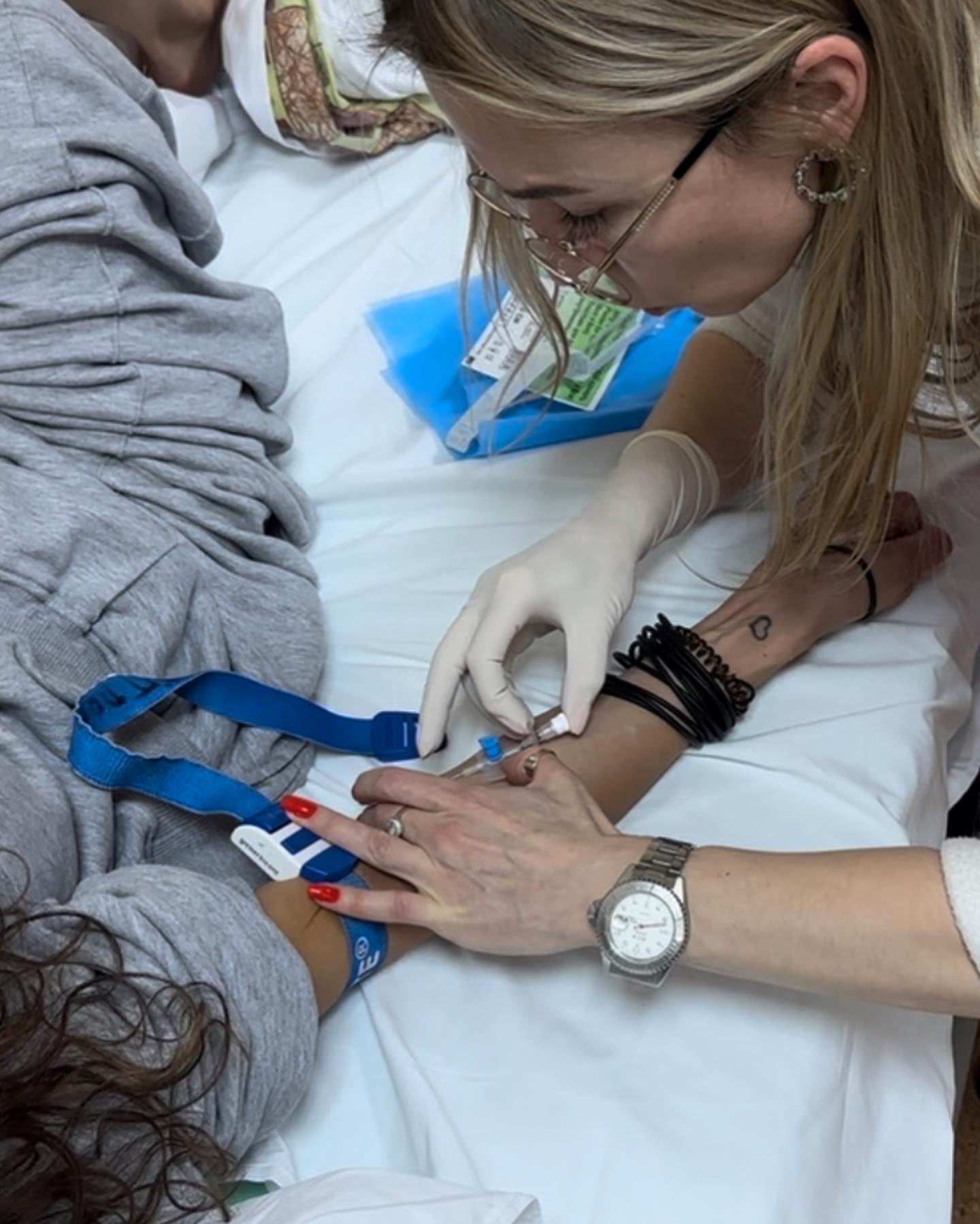 "Організм не зміг впоратися". Відома українська співачка потрапила до лікарні