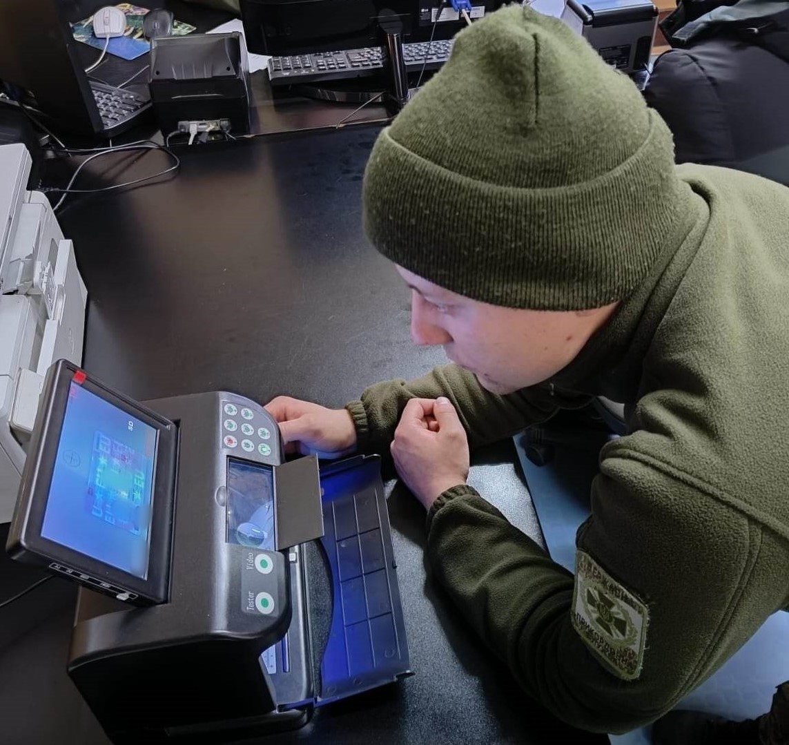 Троє чоловіків намагались виїхати з України за підробленими документами