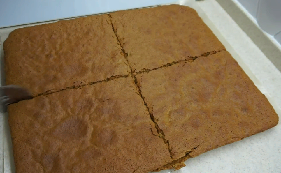 Ледачий медовик: домашній торт без клопоту, який підкорює з першого шматочка