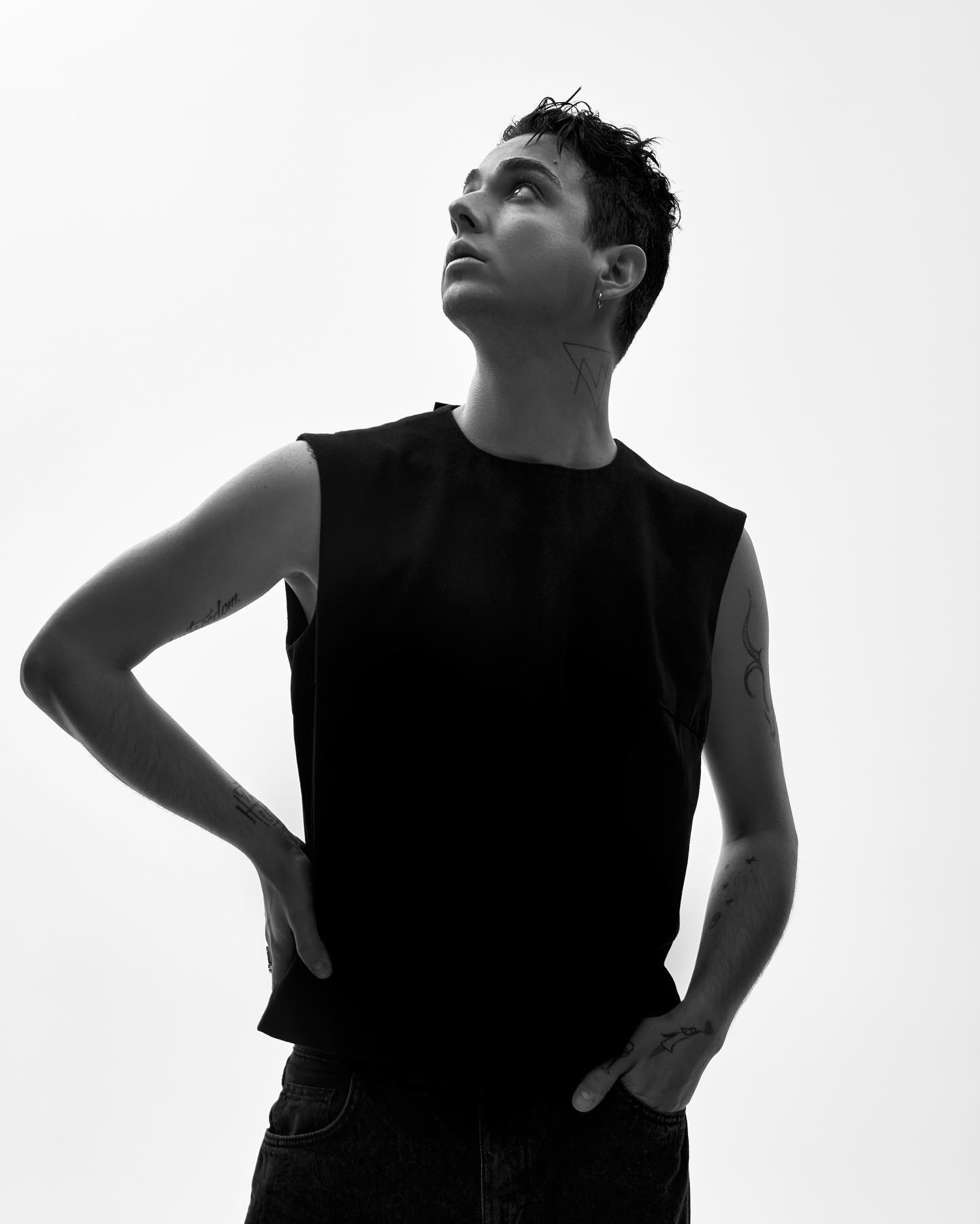 Український співак заплакав, коли його спитали, чи піде на фронт по повістці