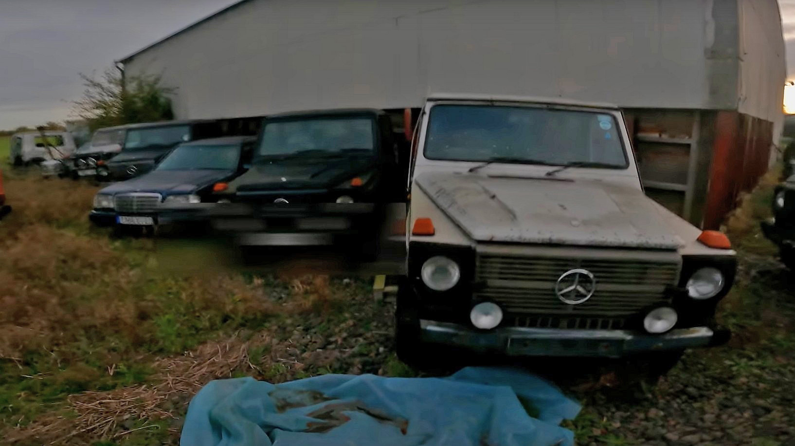 Ржавеют под открытым небом: в Великобритании обнаружено кладбище Гелендвагенов