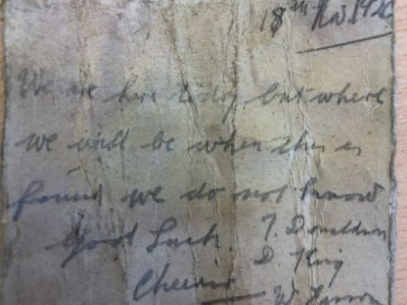 Робітники натрапили на 95-річне послання в пляшці: вирішили залишити і своє (фото)