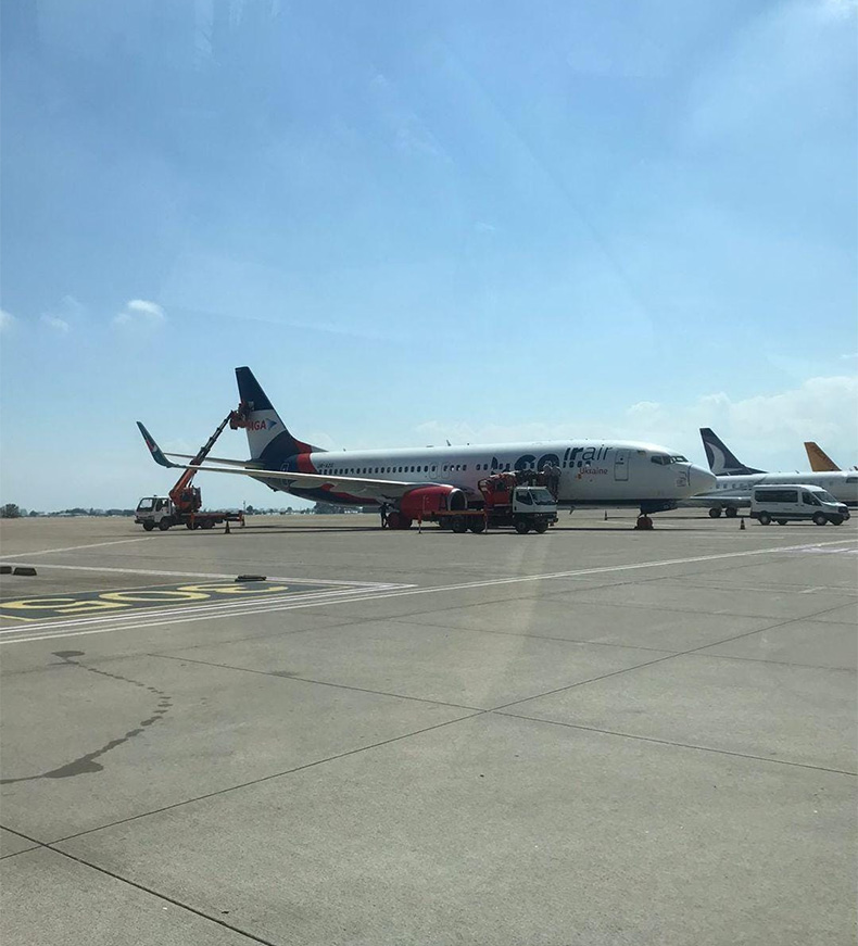 На турецькій реєстрації. Українські літаки готують для перевезення росіян