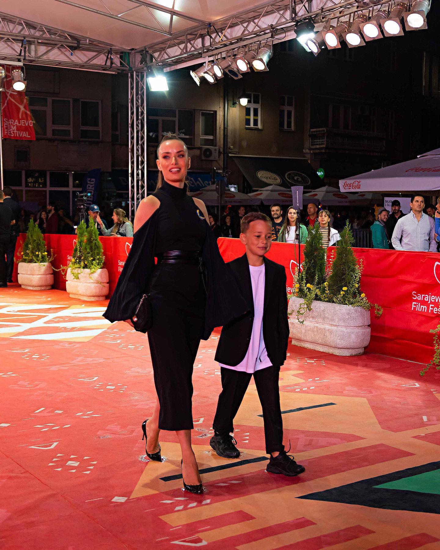 "Свій власний Емінем". Ксенія Мішина здивувала кардинально новим кольором волосся 11-річного сина (відео)