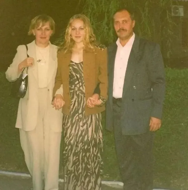 Їх не впізнати! Як виглядали українські зірки на своїх шкільних випускних (фото)