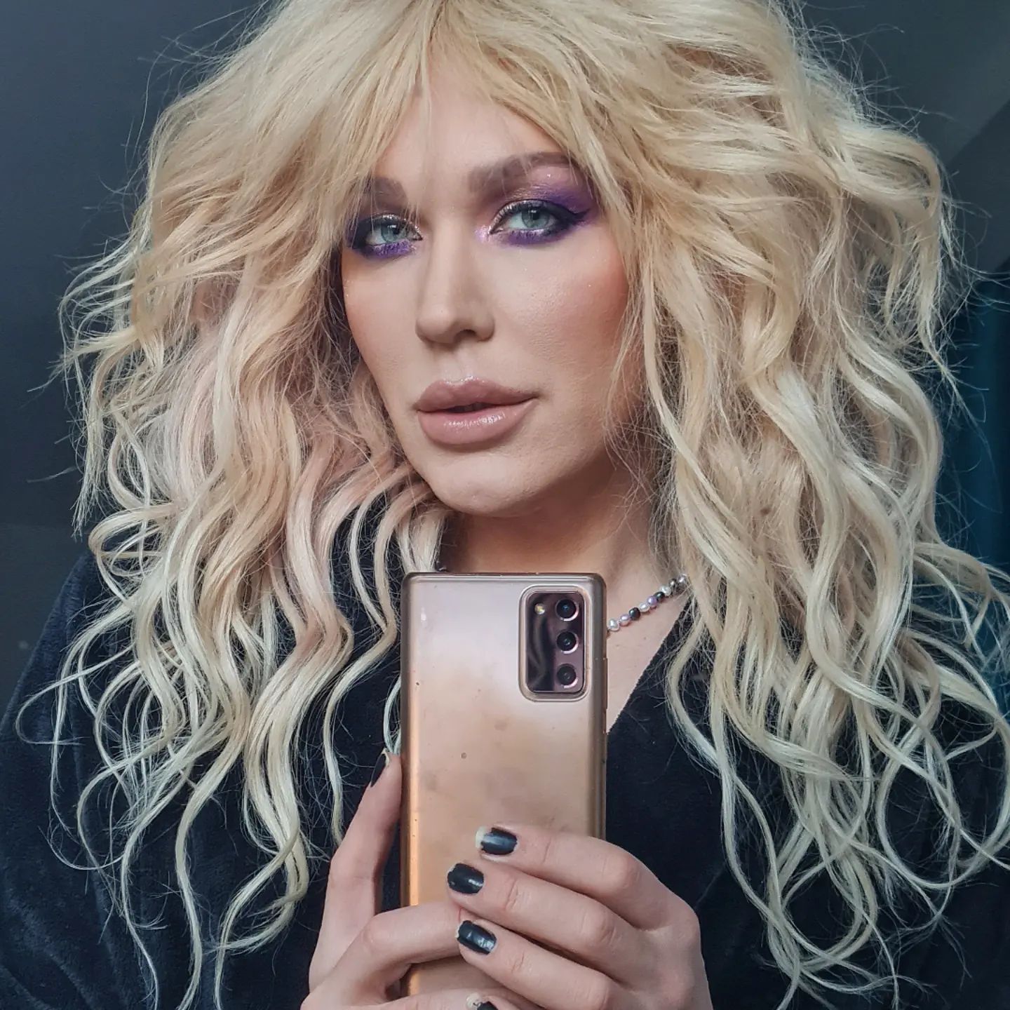 "Вистачає на комуналку, кицьок і на себе". Монро зізналася, на чому заробляє під час війни