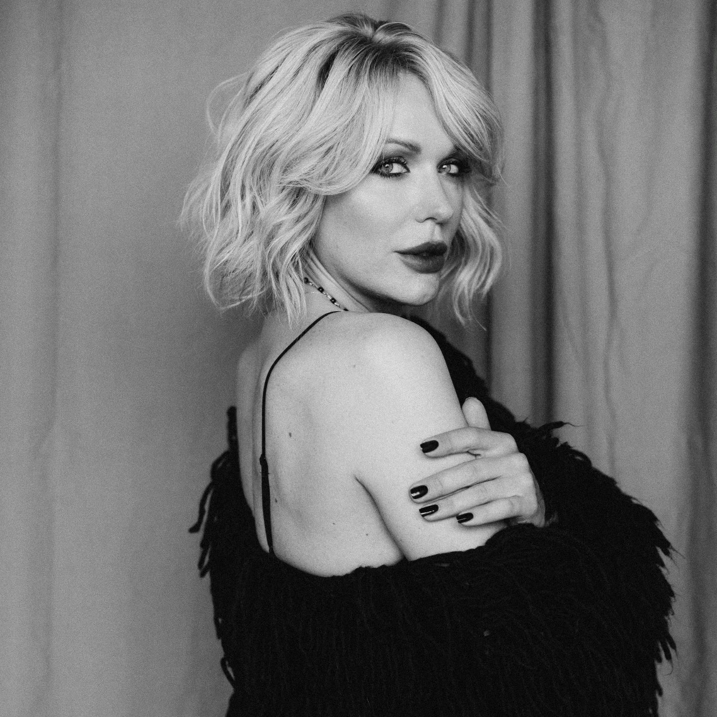 "Документи оформлені законно": блогерка Монро відповіла, чи може виїжджати за кордон