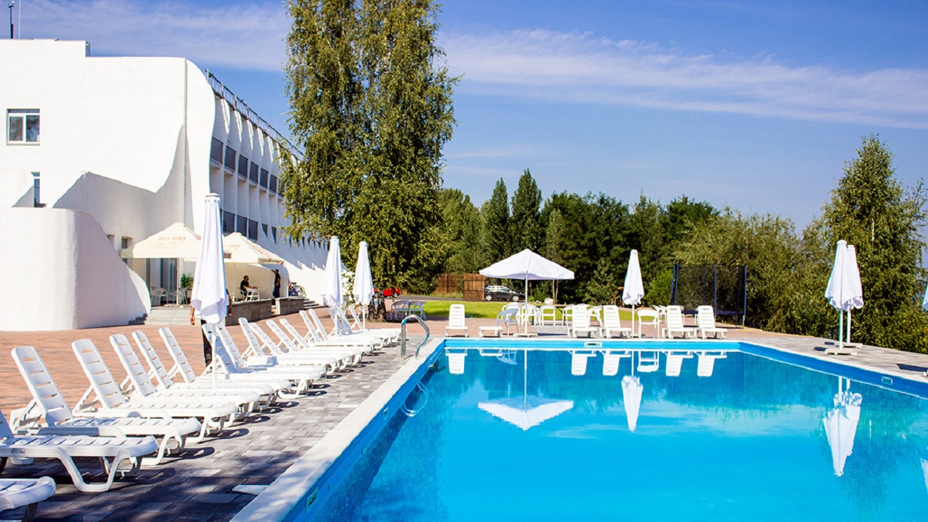 В оточенні лісу і води. Затишні заміські комплекси біля Києва для відпочинку на вікенд