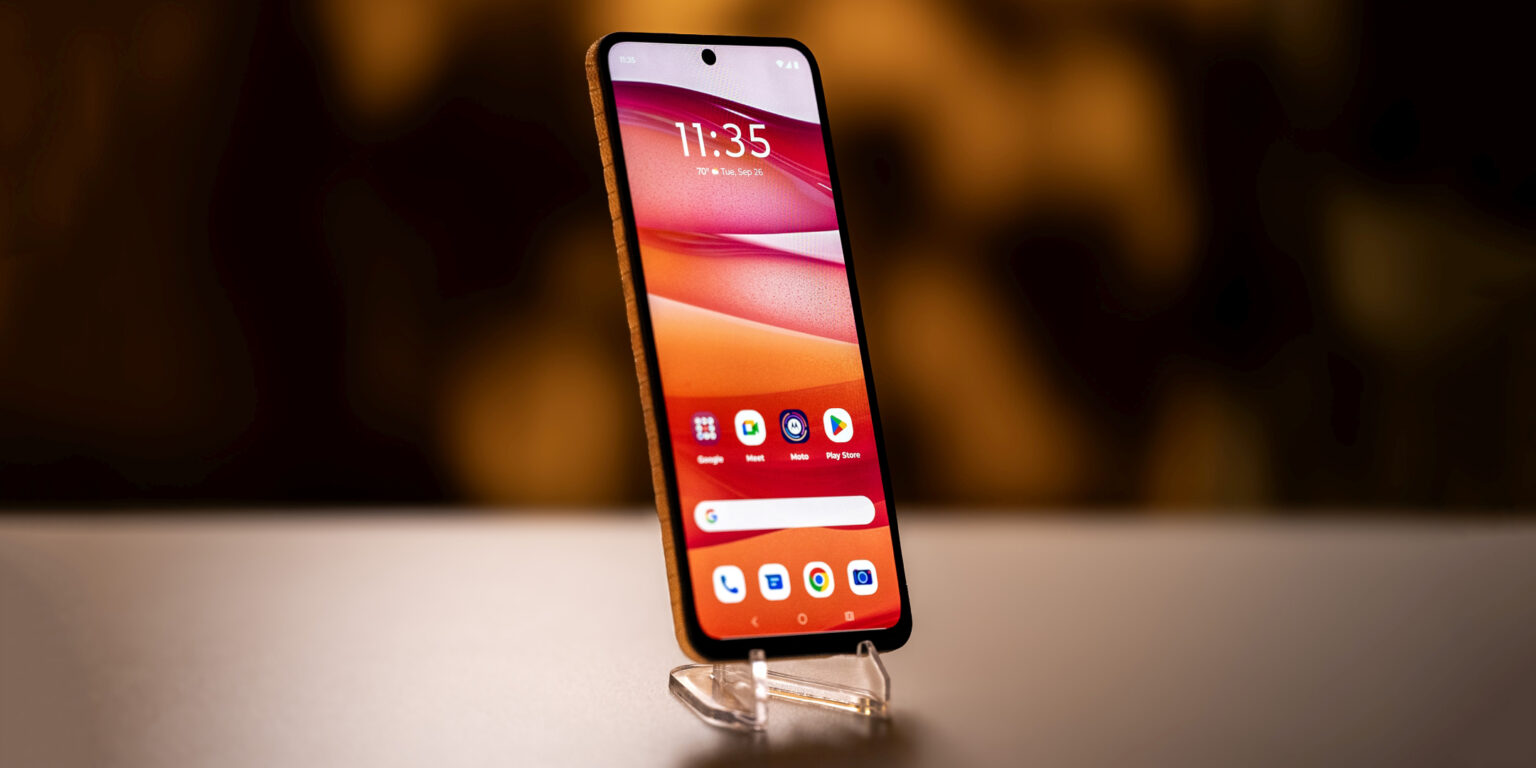 Motorola показала перший у світі гнучкий смартфон-браслет