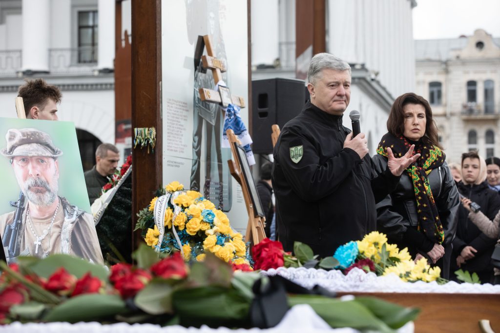 Порошенко з побратимами на Майдані Незалежності попрощалися із Олегом Барною: фото