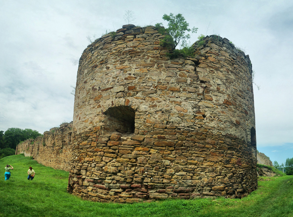 Башни с историей. Лучшие замки-руины в Украине, которые сохранились до наших дней
