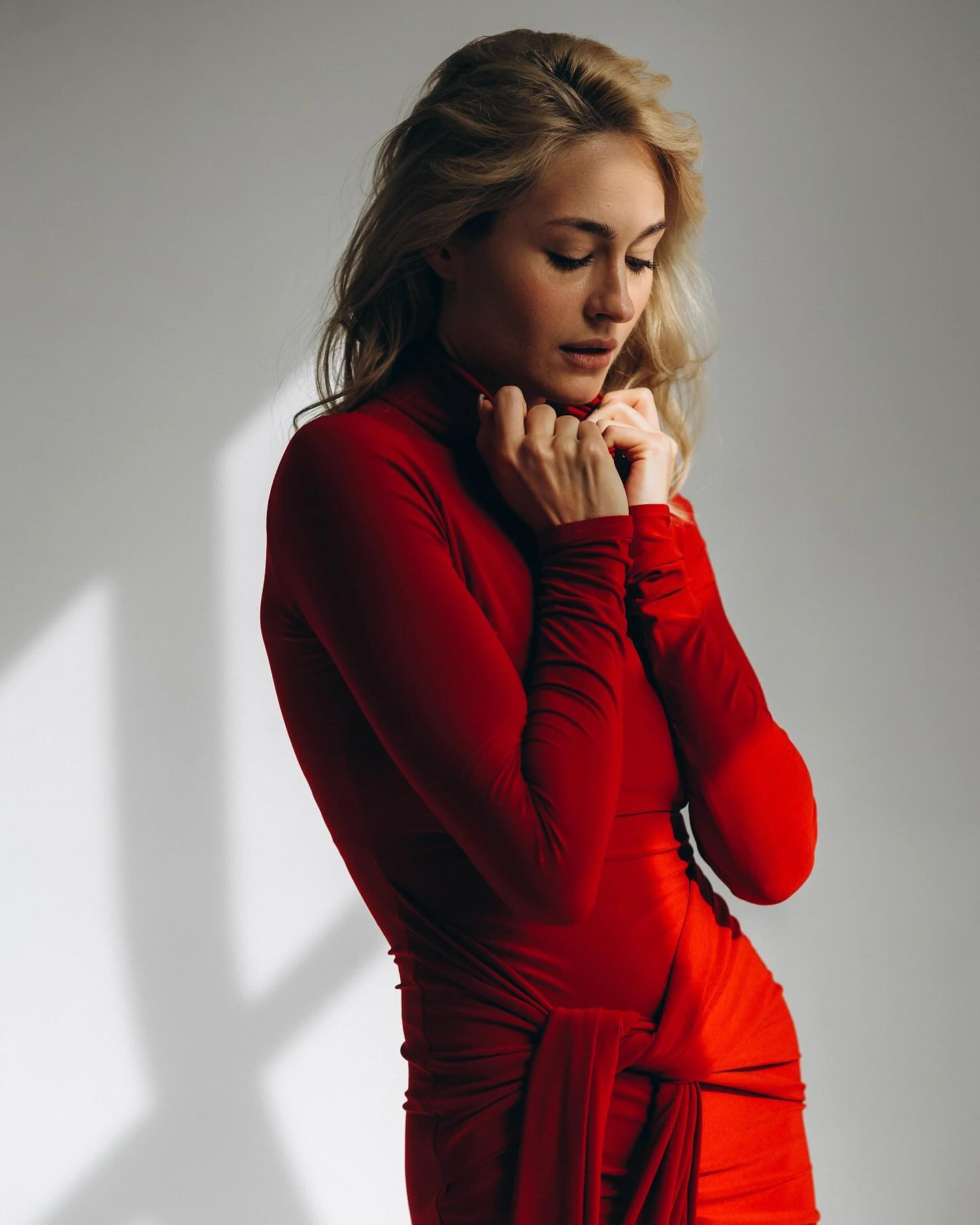 Зірка українських серіалів показала звабливі фото у червоній міні-сукні