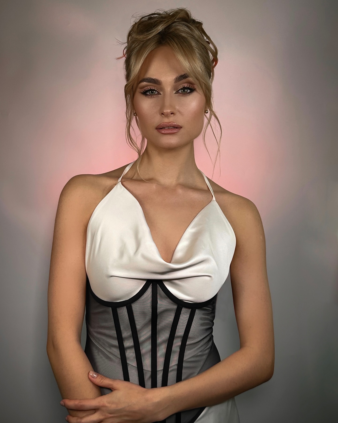 Відома українська акторка показала чарівний образ з корсетом та незвичними стрілками на очах