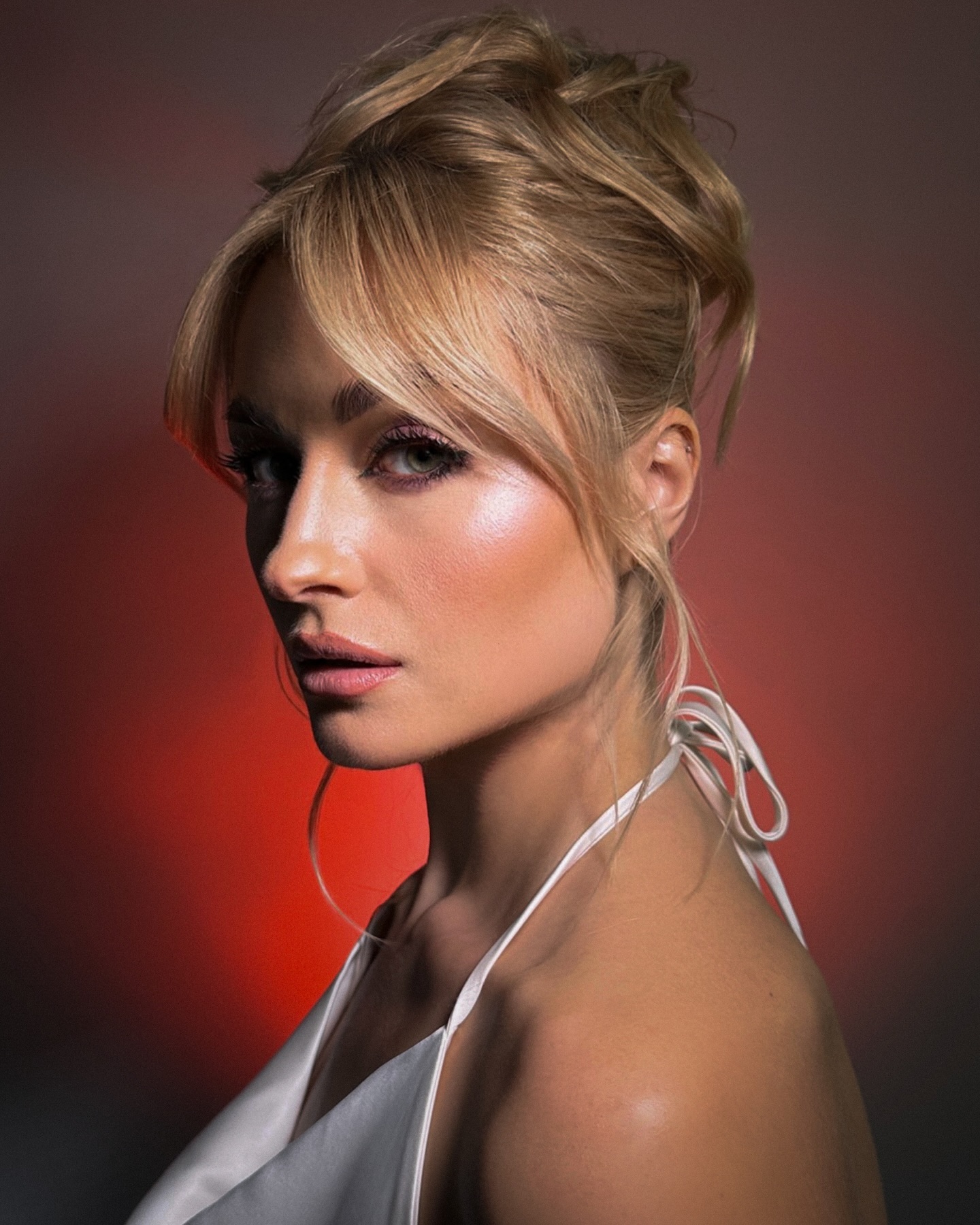 Відома українська акторка показала чарівний образ з корсетом та незвичними стрілками на очах