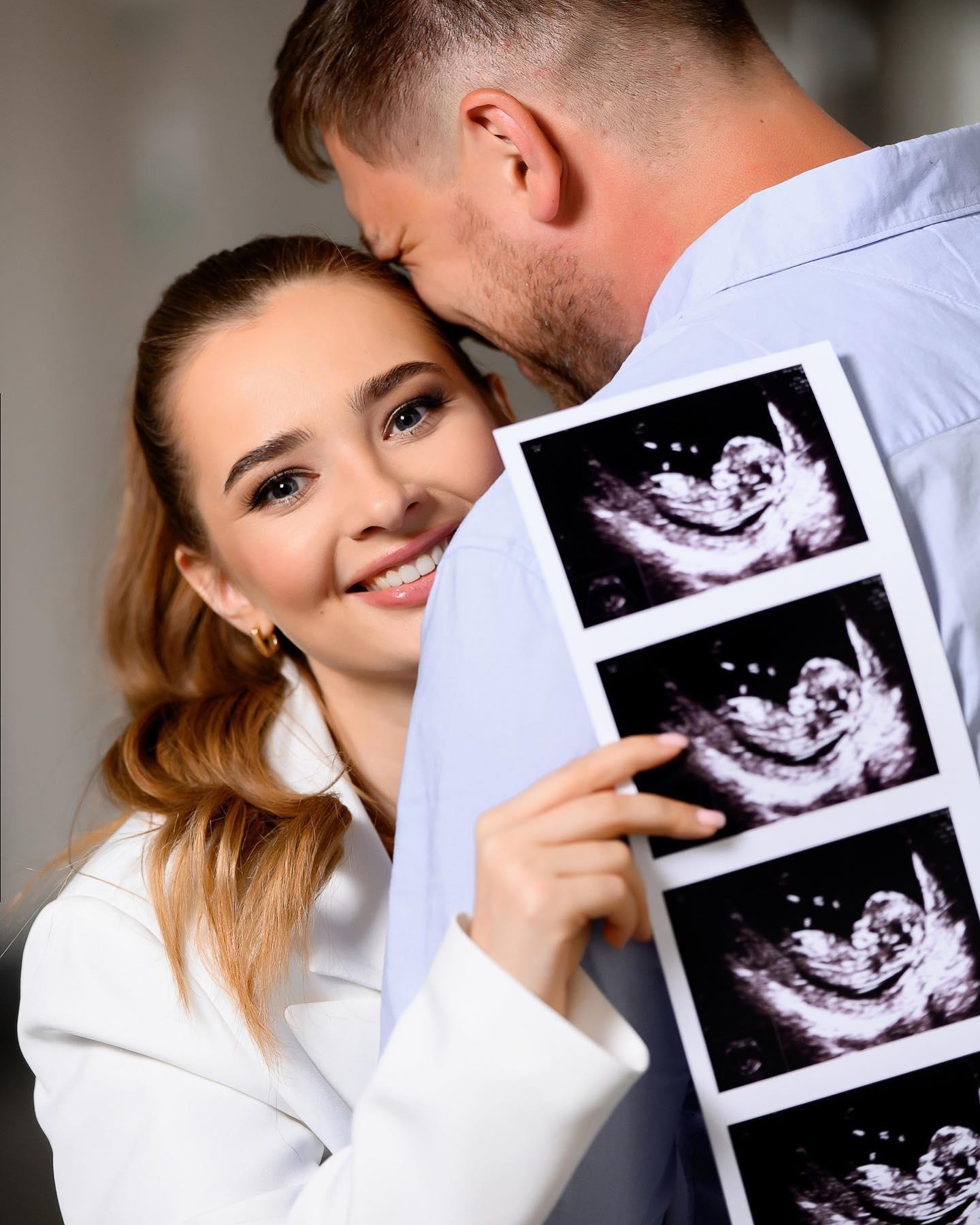 Ведуча "Єдиних новин" стала мамою: перші фото з пологового